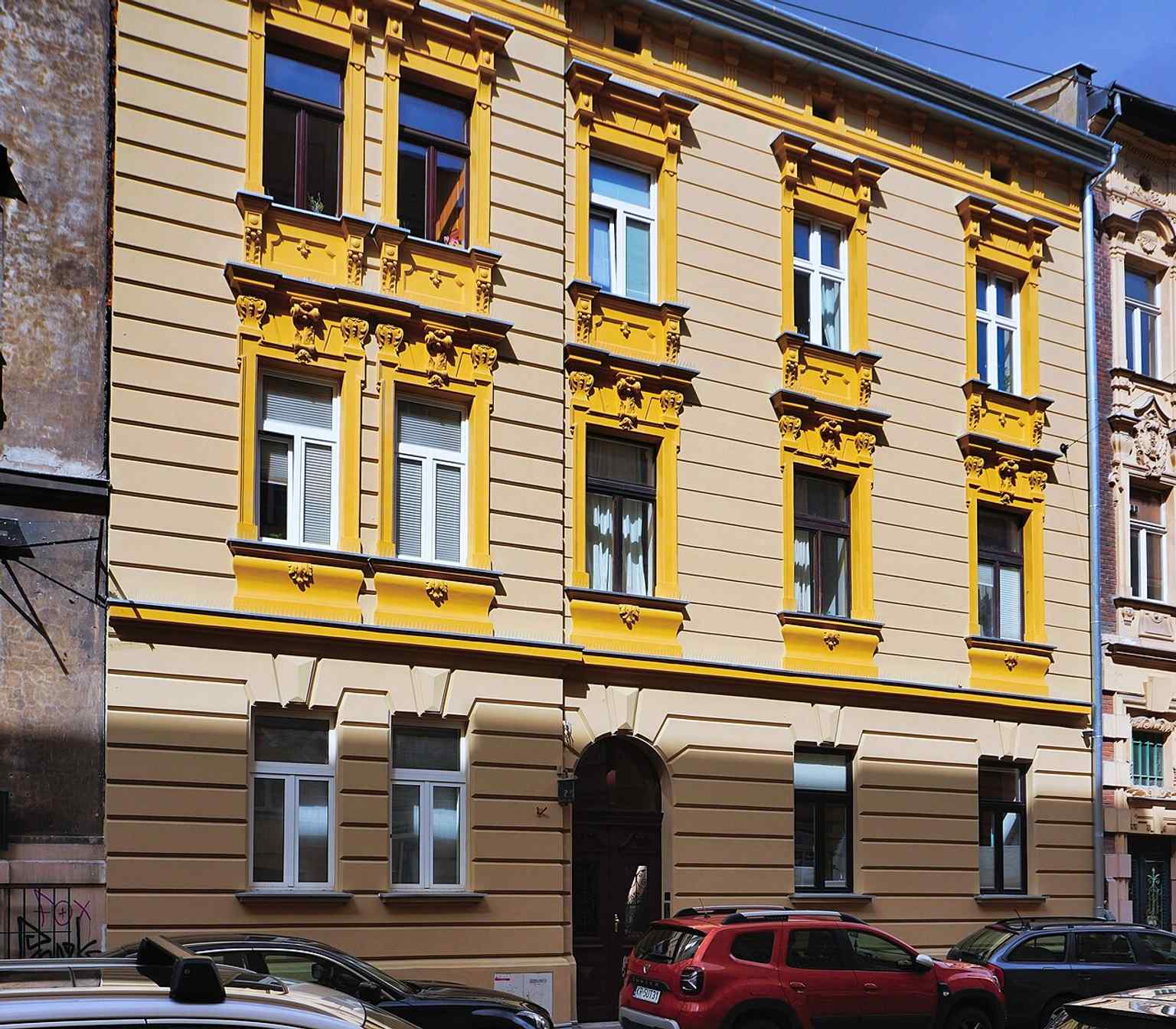 Kamienica at Jabłonowskich 7 by Leopold Tlachna, another well-preserved tenement that reflects the street’s early modern residential development.