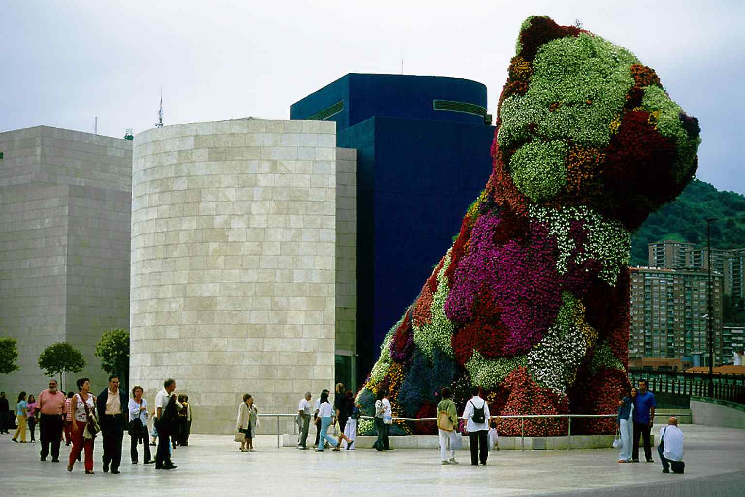 An early 2002 view of the flower dog outside the museum, before later maintenance campaigns and replanting projects.