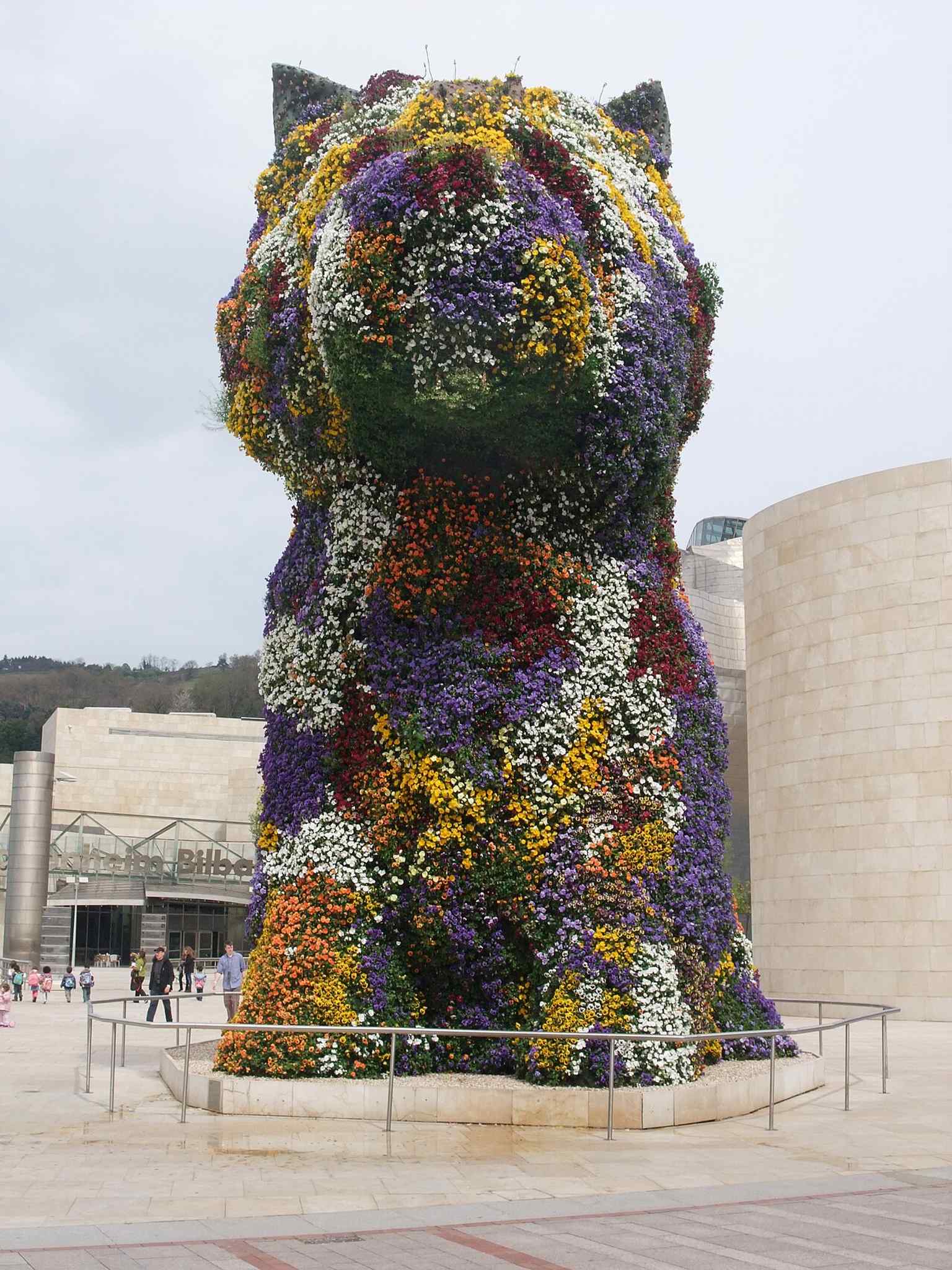 Puppy standing beside the Guggenheim in Bilbao, reinforcing the sculpture’s role as a beloved city landmark.