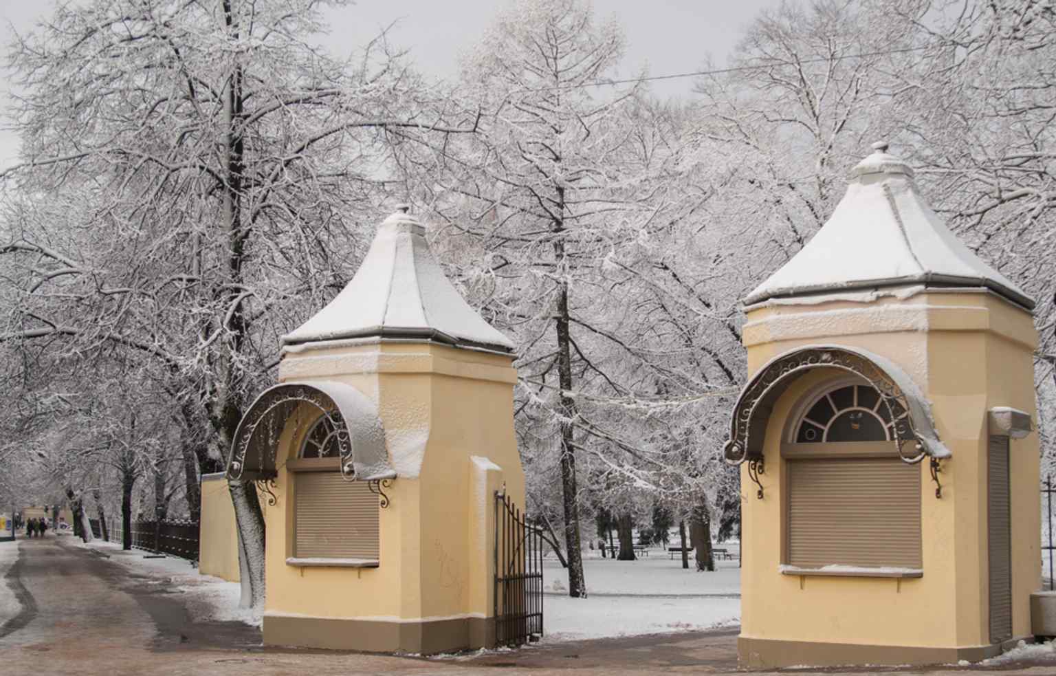 The main entrance in winter, a fitting gateway to Riga’s oldest public garden, founded in 1814.