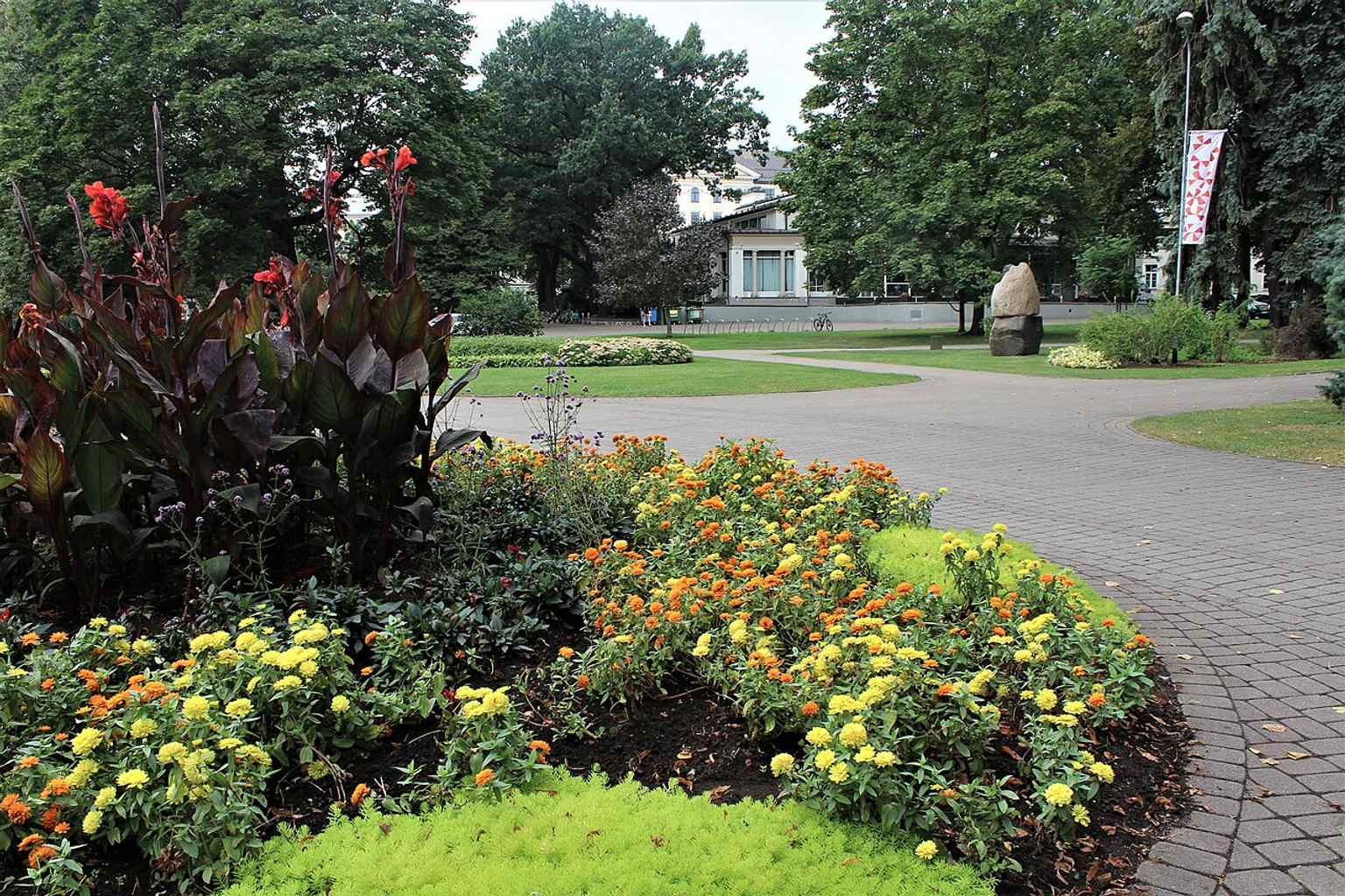 Northern part of the garden with broad paths and mature greenery, reflecting the expanded 19th-century layout.