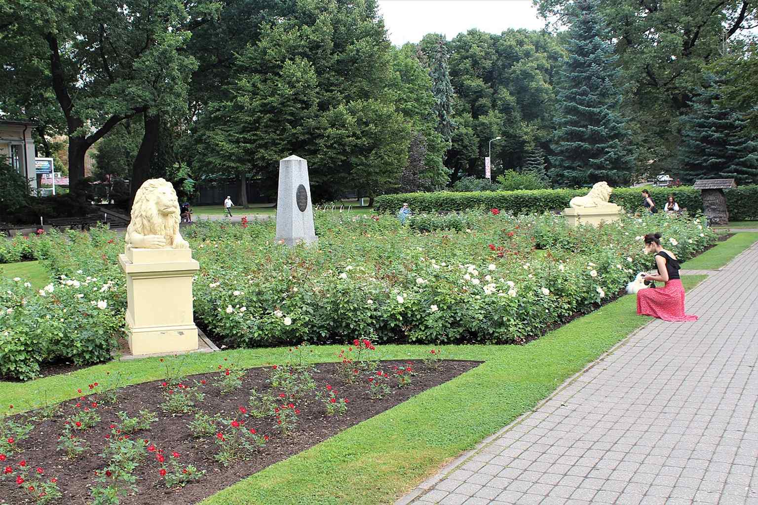 Western part of the garden, where the famous lion sculptures add a historic decorative touch to the promenade.