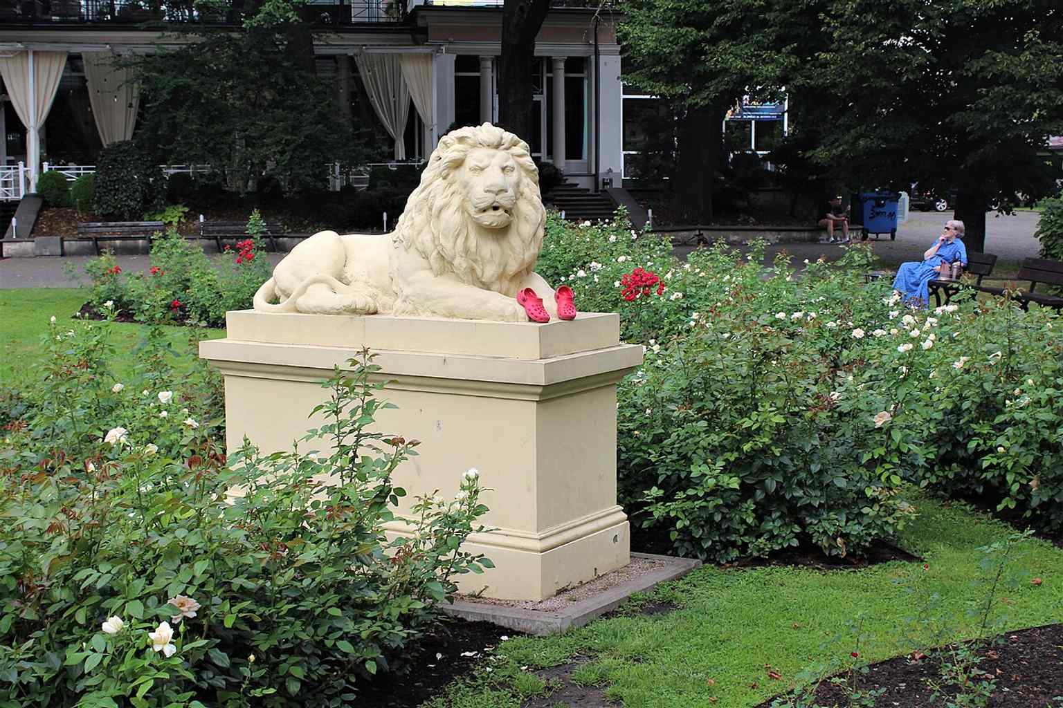 One of the 1884 lion sculptures in the western part, part of the garden’s historic ornamentation.