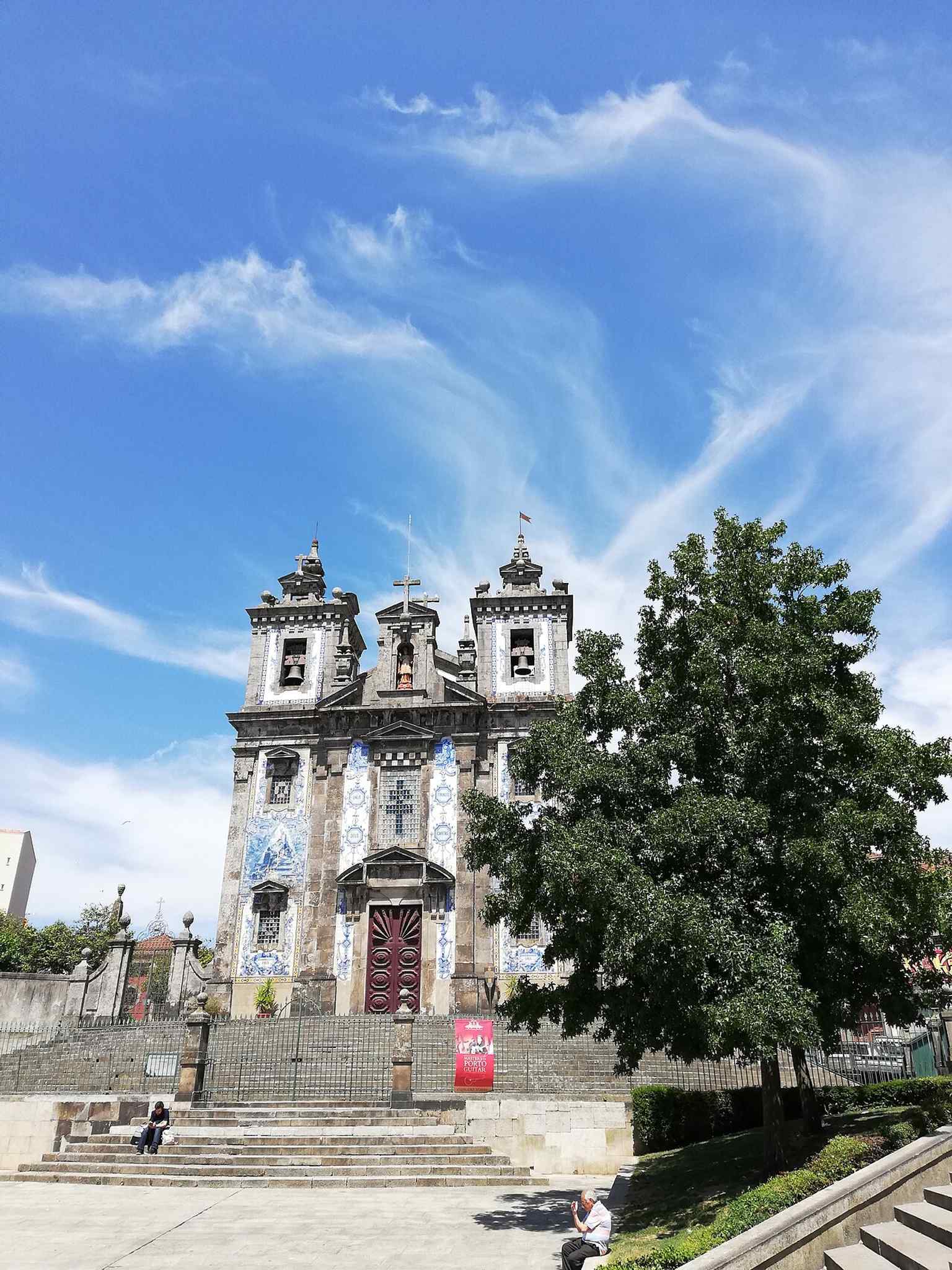 A strong full-frontal view of the church, where the twin bell towers and the famous 1932 azulejo façade define Santo Ildefonso’s identity.