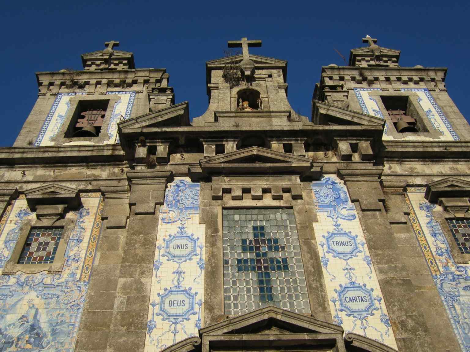 A close look at the central façade, useful for the niche and decorative stonework that crown the front elevation.