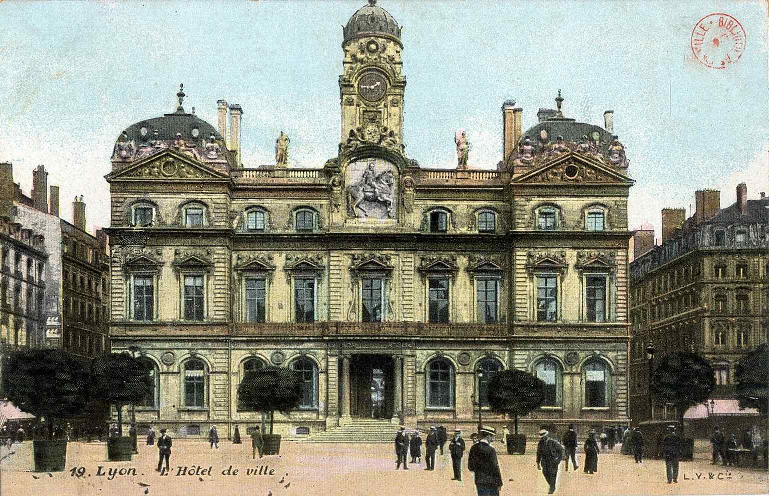 An older postcard of Lyon’s Hôtel de Ville, the landmark rebuilt after the 1674 fire and long tied to the square’s civic history.