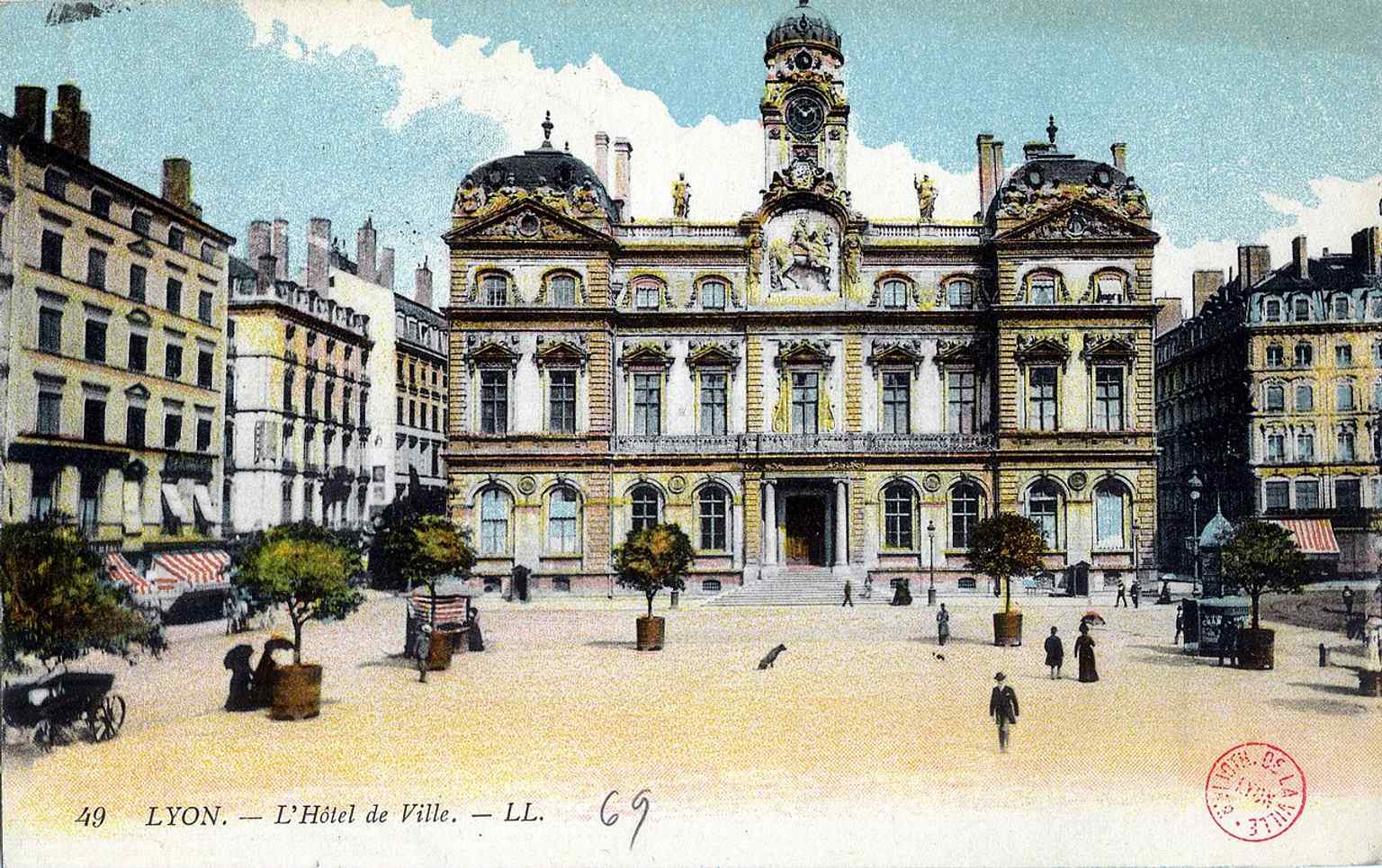 Early postcard panorama of the Hôtel de Ville and the square — useful for showing Place des Terreaux as a lived civic space over time.