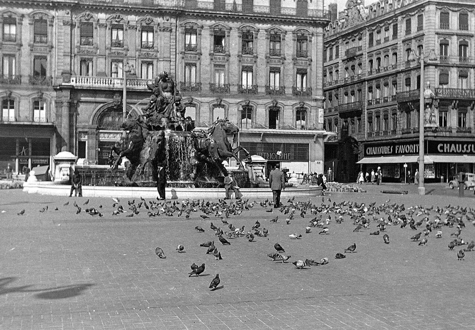 Another 1951 view of the square, giving a slightly different pre-renovation perspective on its open civic space.