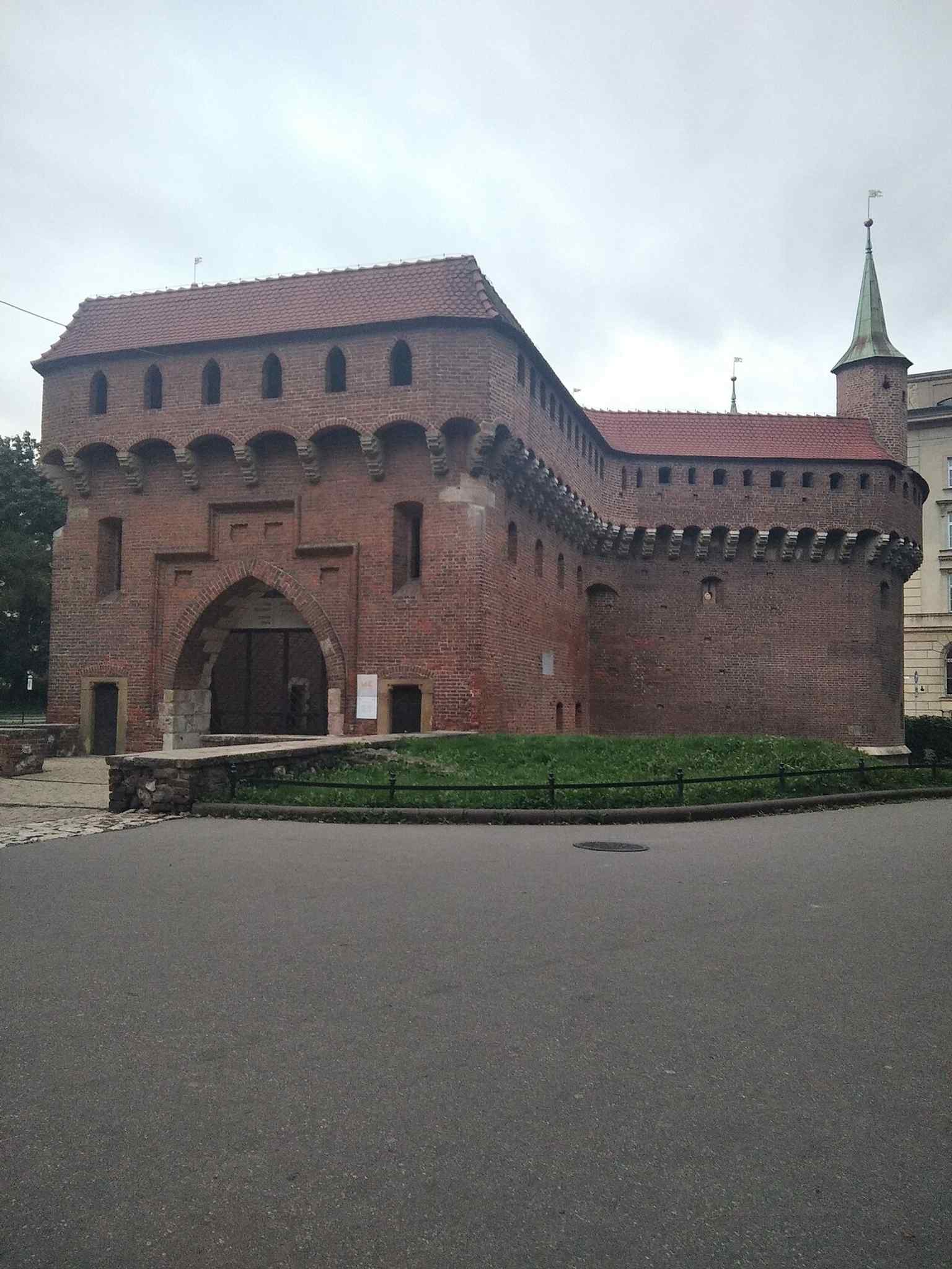 Ein Blick auf Straßenebene von der Floriańska-Straße, der die Rolle der Barbakane als Tor zur Krakauer Altstadt verdeutlicht.