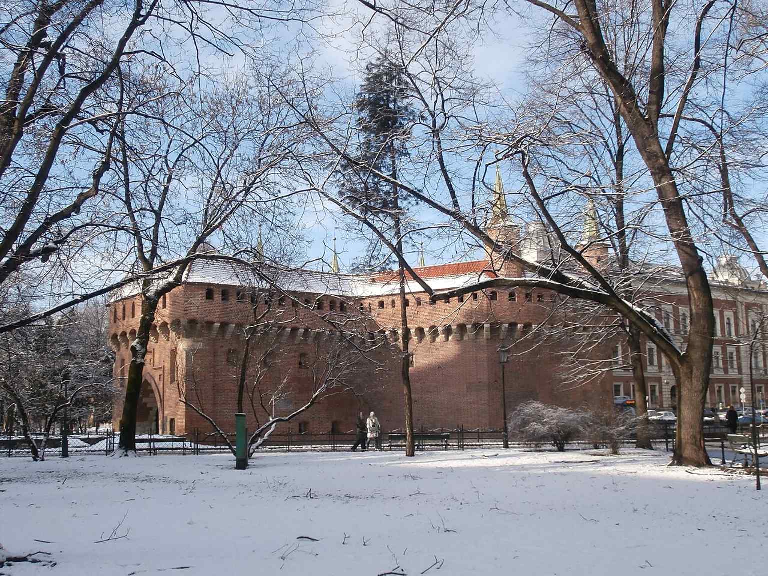 Von der Basztowa-Straße aus gesehen: Dieser Blickwinkel zeigt die Barbakane als separates Torhaus und nicht als isolierten Turm.