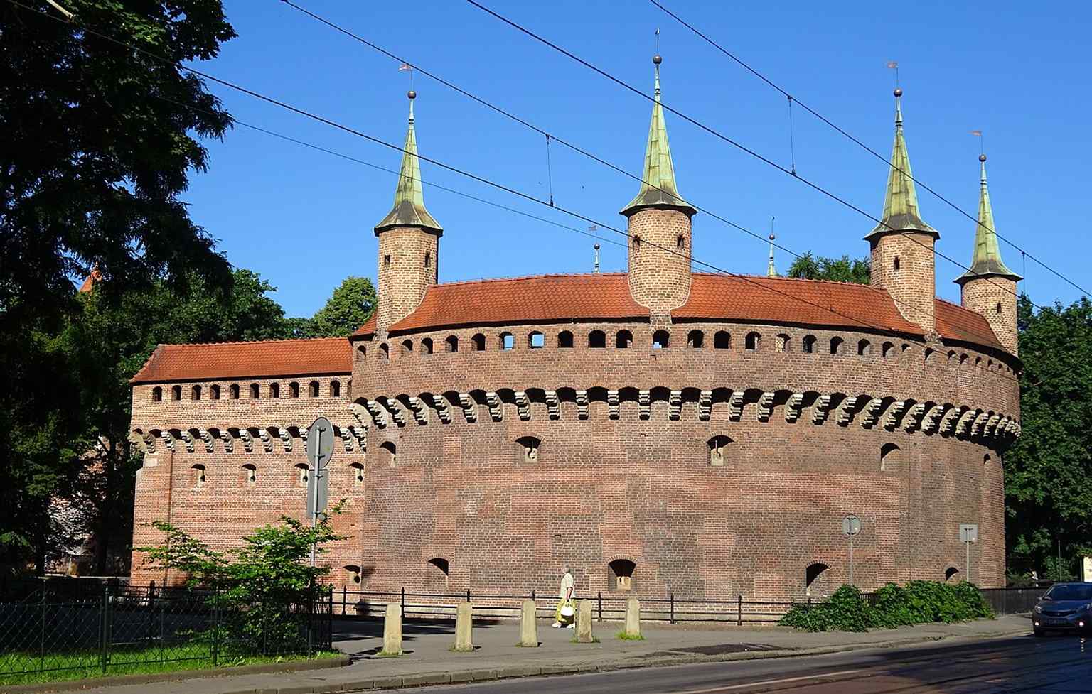 Im Innenhof der Barbakane können Besucher die erhaltene Festung erkunden, die einst Nahrung und Waffen für eine lange Belagerung bereithielt.