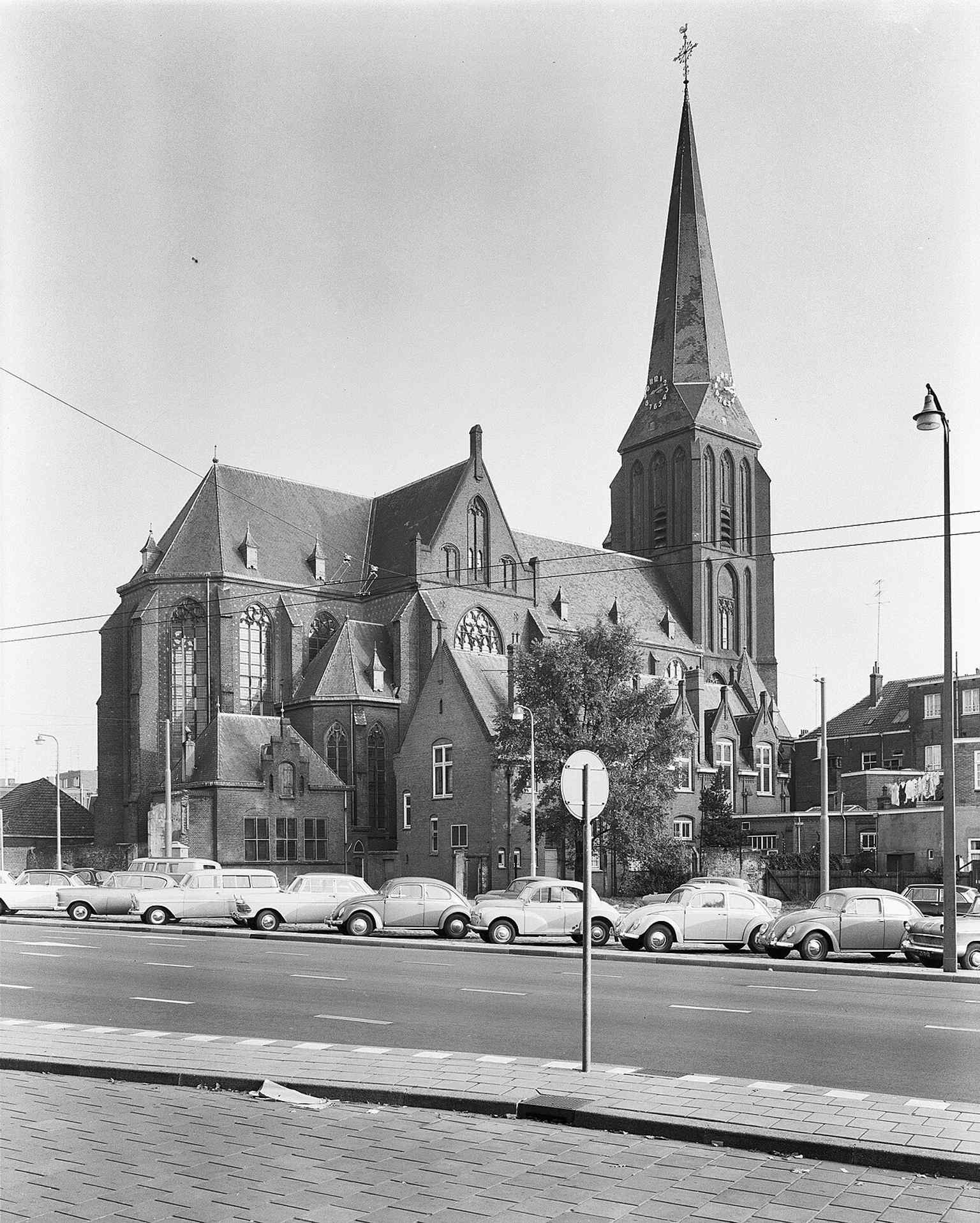 A 1961 north-west overview shows the church and 70-meter tower as a landmark in Arnhem’s cityscape, built by Alfred Tepe in the 1870s.