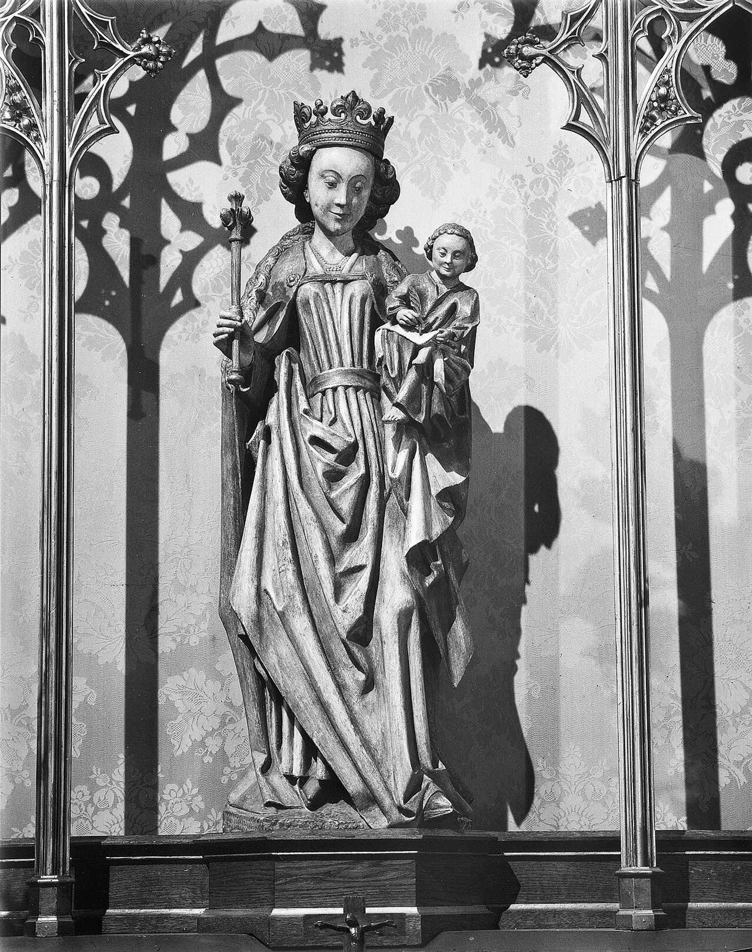 This Madonna image reflects the church’s devotional art and the late-Gothic Marian presence mentioned in the source.