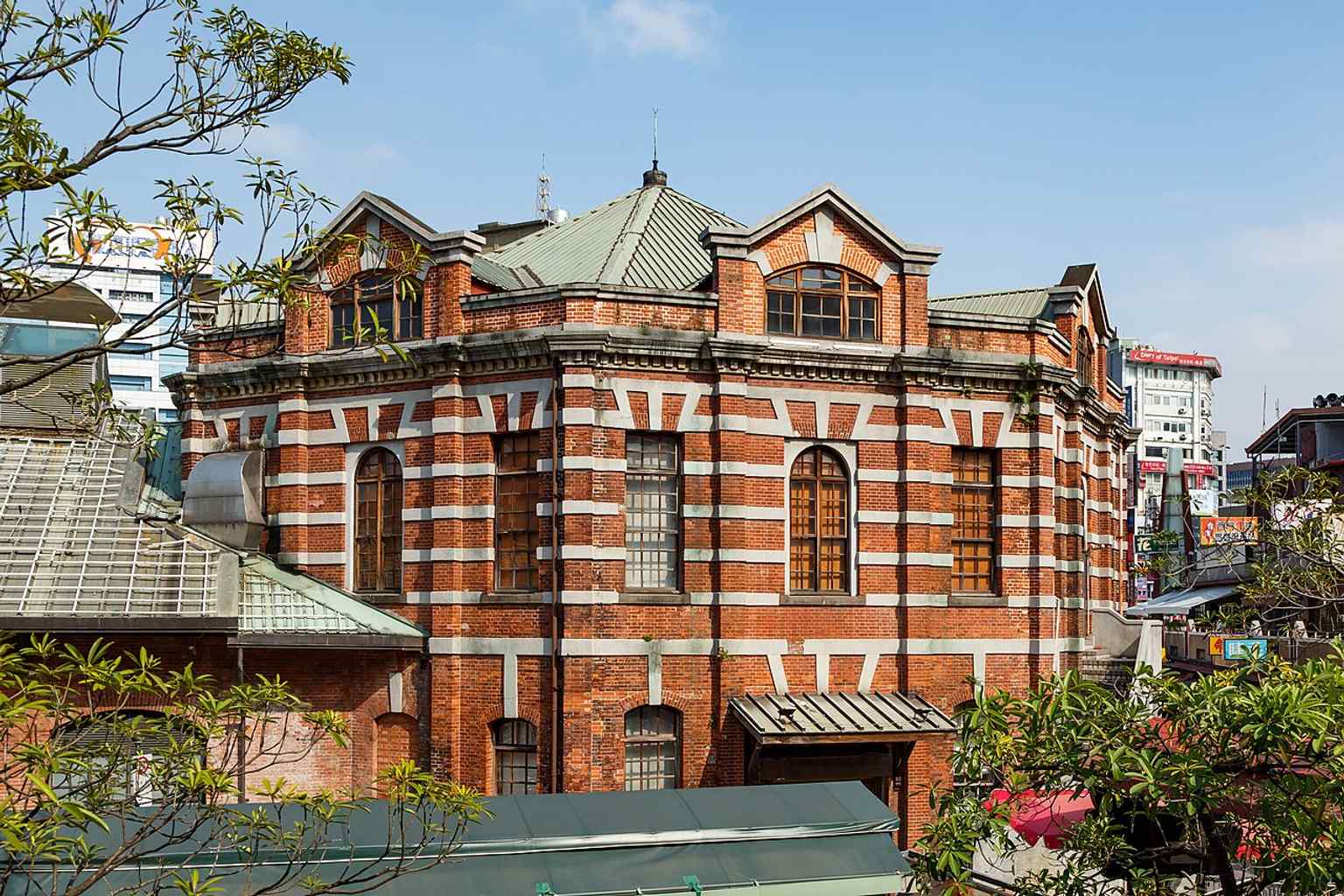 A clear daytime view of the Red House’s octagonal brick façade — the landmark began in 1908 as Taiwan’s first officially built public market.