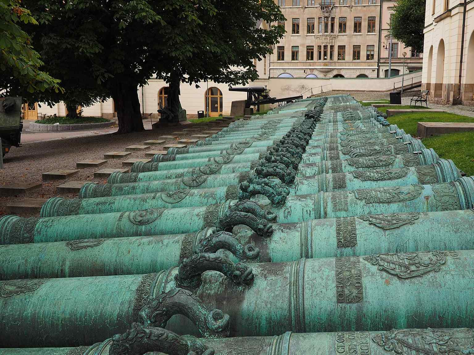 Cannons displayed outside the Armémuseum, echoing the museum’s focus on artillery and Sweden’s military history from the 1500s onward.