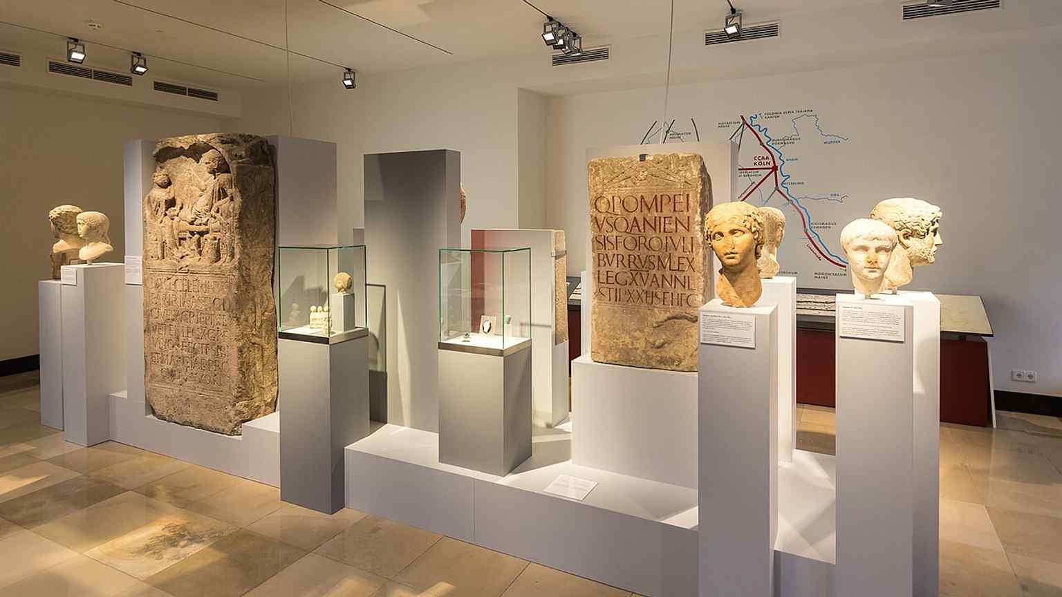 Der Grabstein des Veteranen Marcus Valerius Celerinus und seiner Frau Marcia Procula zeigt ein Totenmahl und gibt Einblick in römische Bestattungsbräuche und das soziale Leben.