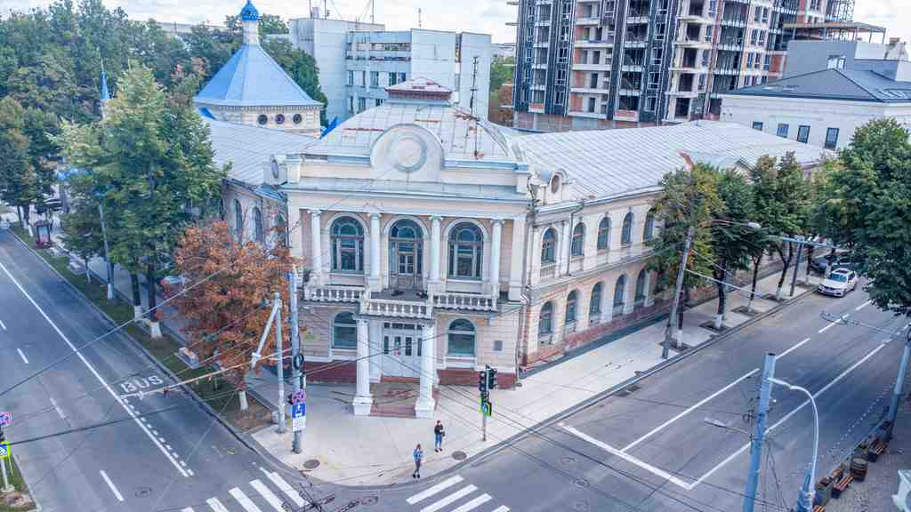 The building of the former gymnasium for girls of the Bessarabian zemstva