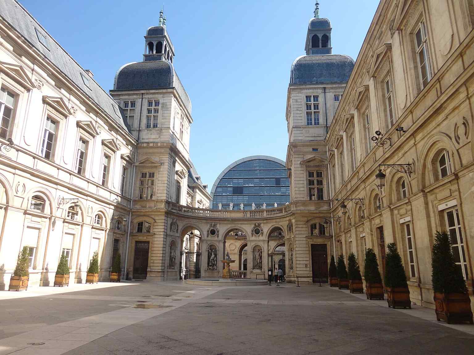 The Cour Haute, one of the building’s main inner courtyards, reflecting the scale of this vast historic city hall.
