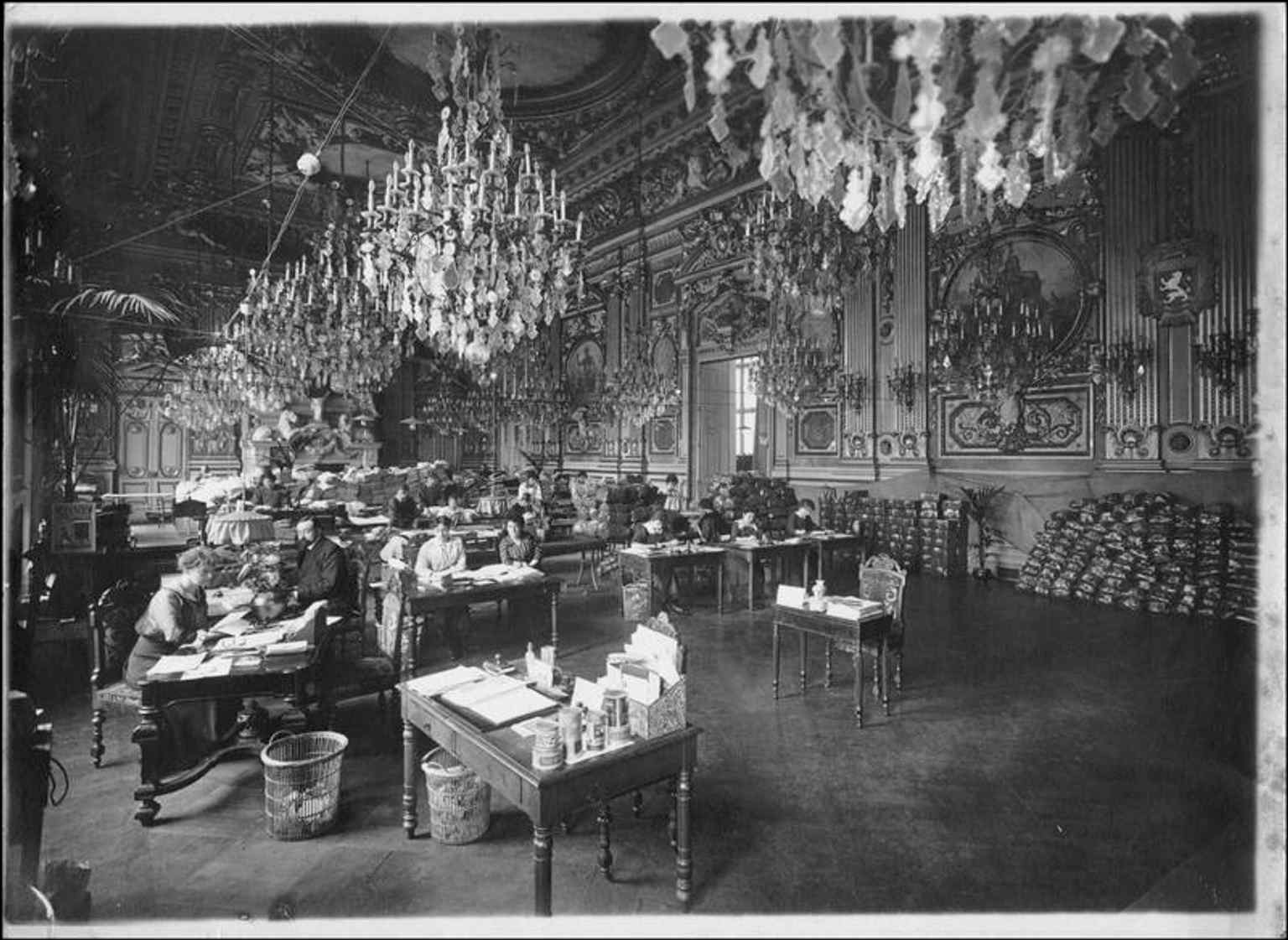 The Salle des Fêtes in 1915, one of the ceremonial interiors decorated in the grand tradition of Lyon’s city hall.