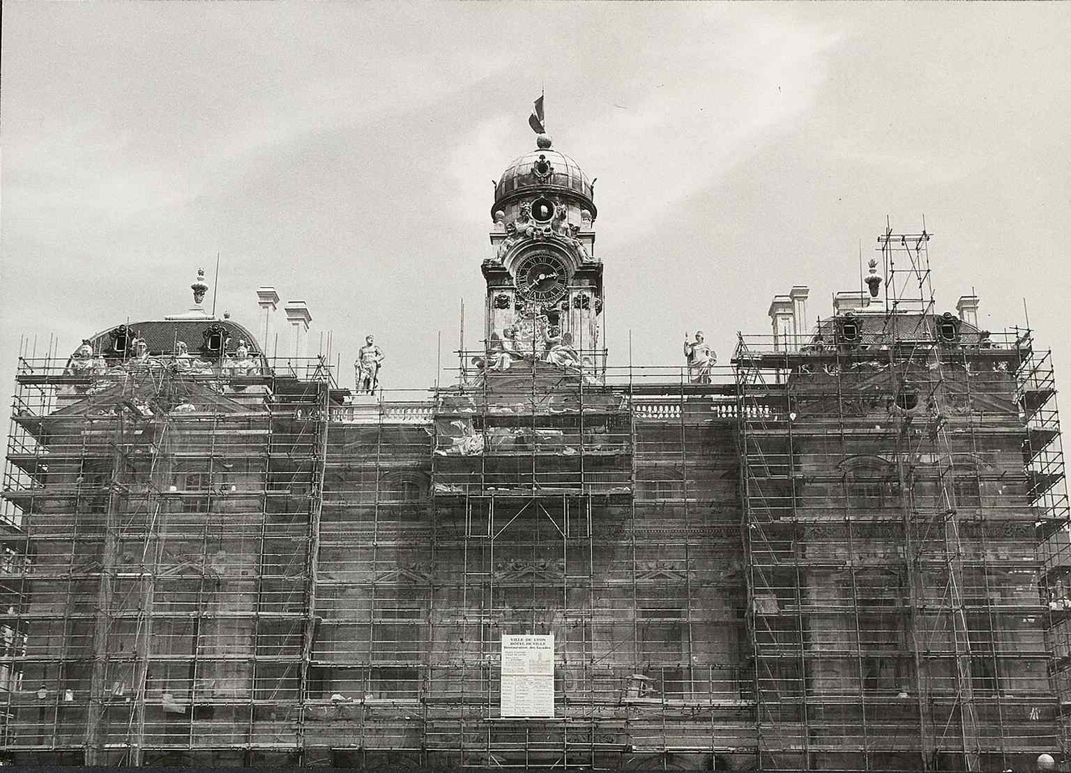 1985 restoration work on the west façade, with scaffolding around the relief of Henry IV that replaced the destroyed Louis XIV image.