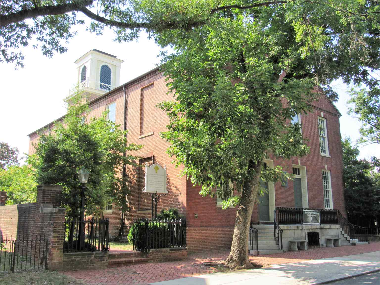 The Old Presbyterian Meeting House, built in 1775, stands today as a testament to Alexandria's early history, rebuilt in 1836 after a devastating fire.