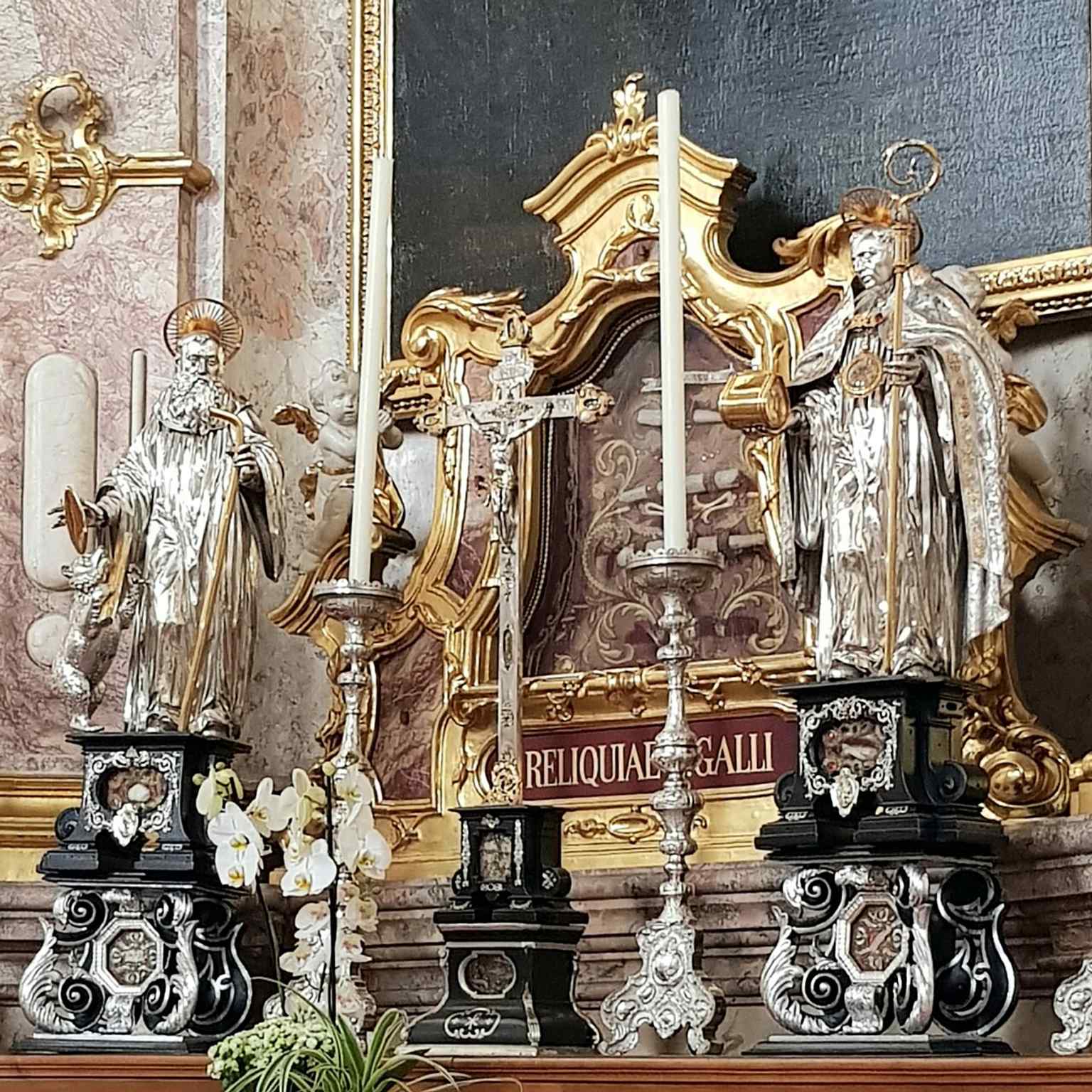 The silver statues of Saints Gallus and Otmar recall the church’s dedication to Gallus and Otmar, the founding figures of the monastery.