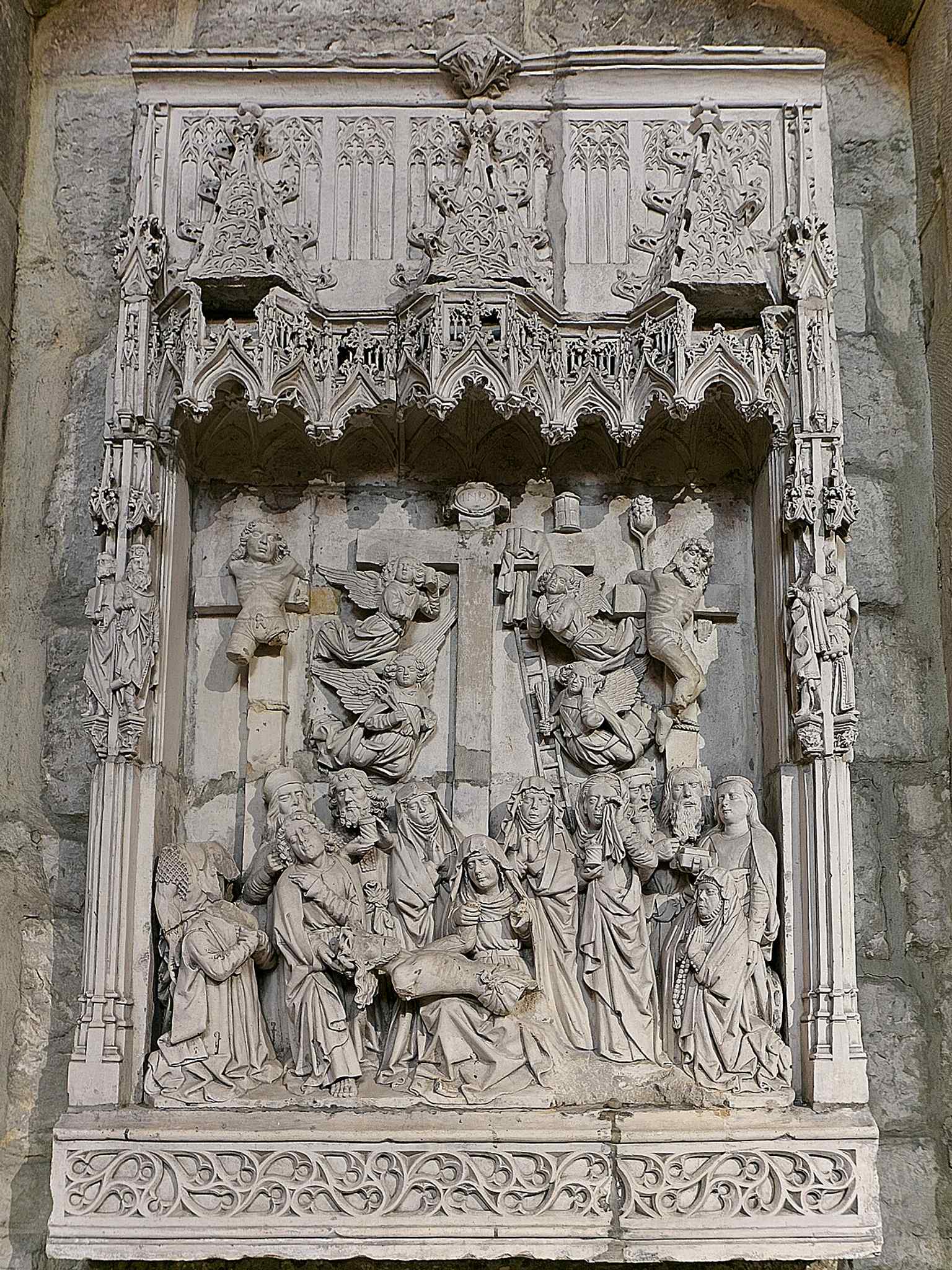 A Gothic altarpiece linked to a chapter-house burial, reflecting the cathedral’s dense funerary and artistic history.