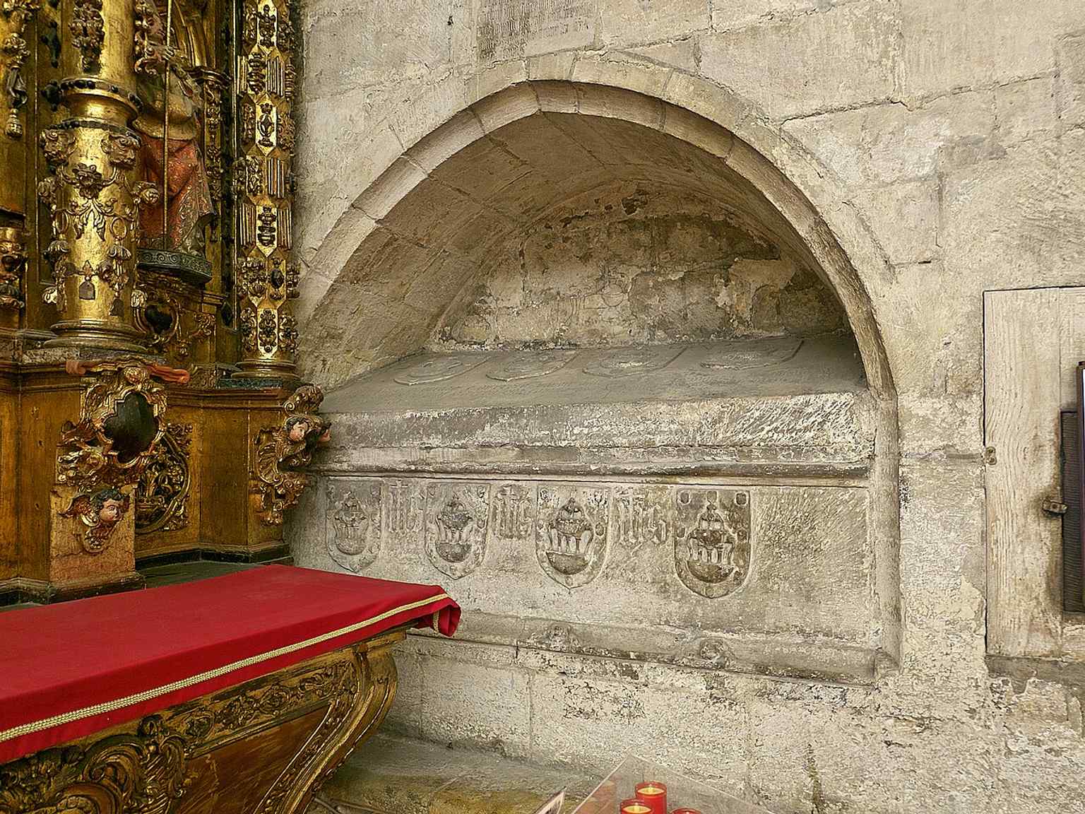 A late-15th-century tomb in one of the side chapels, echoing the cathedral’s role as a burial place for clergy and nobles.