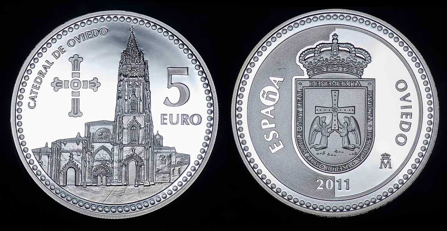 A commemorative coin featuring Oviedo Cathedral, a modern tribute to the city’s most iconic sacred monument.