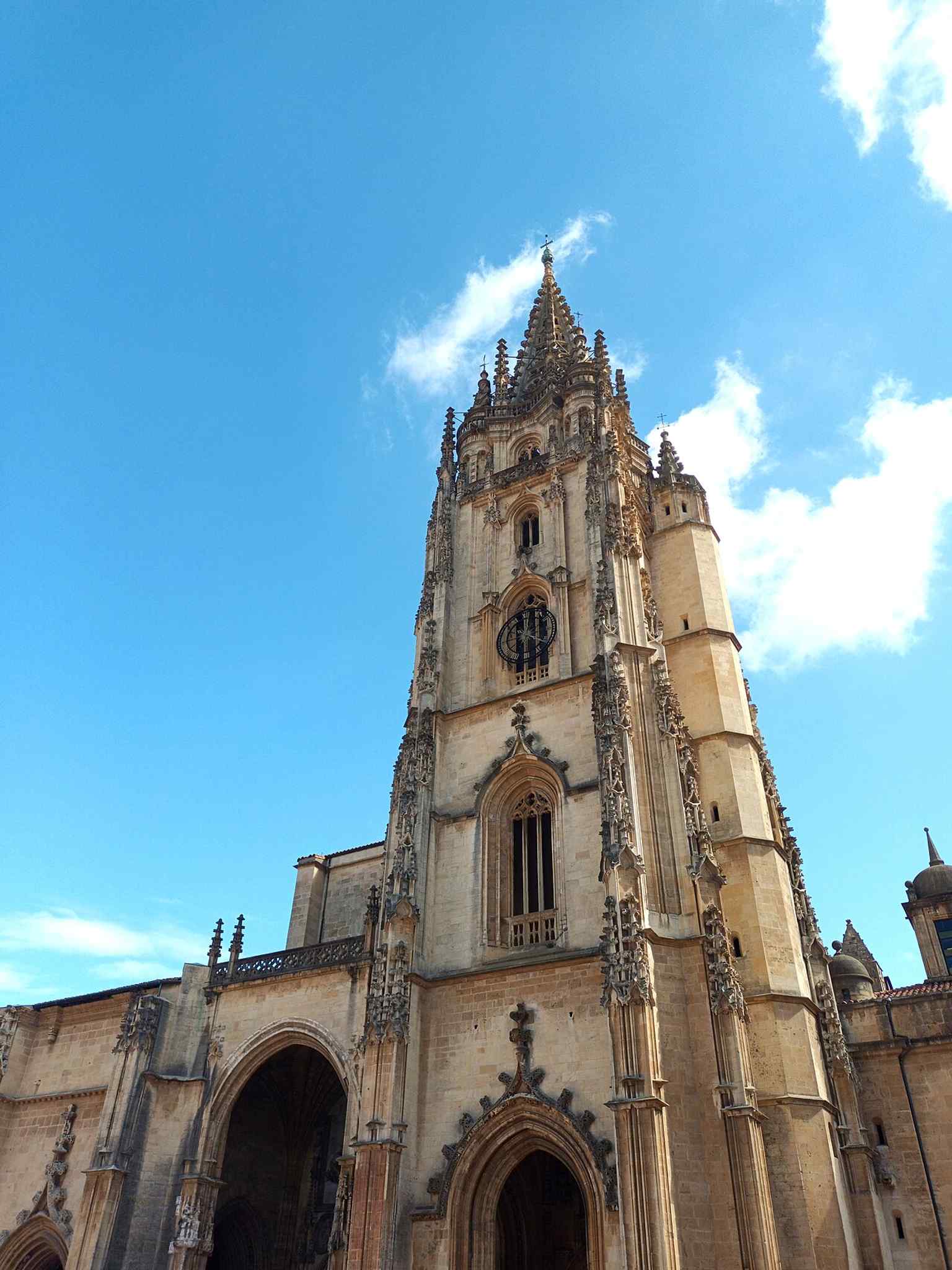 A full-height view of the cathedral’s western side, useful for seeing how the monument dominates the old city centre.