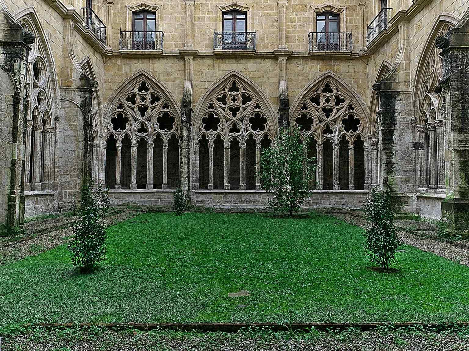 The Gothic cloister, finished in the mid-15th century, one of the cathedral’s key late-medieval spaces.
