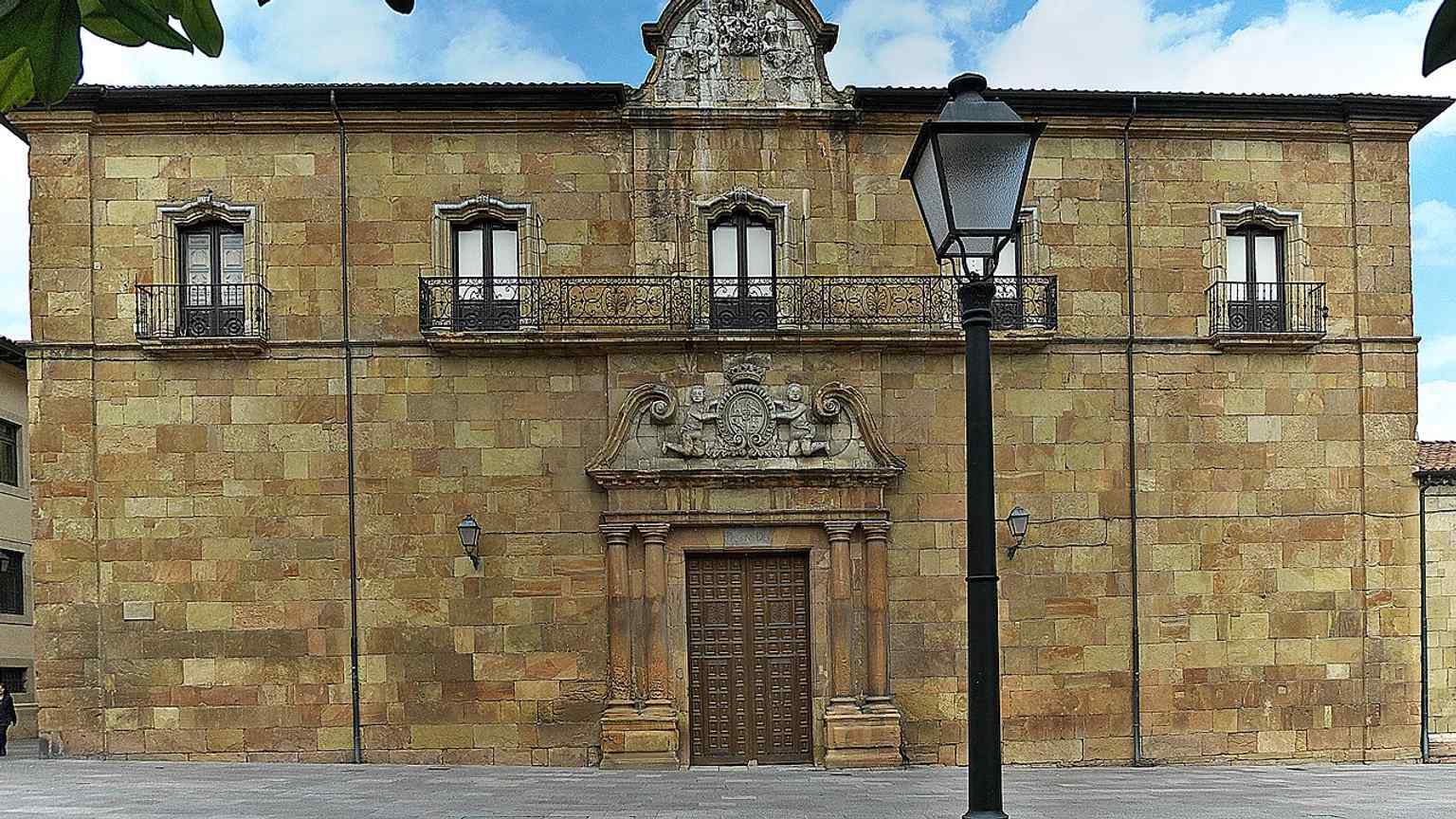 The Door of Alms on the cloister side, a surviving Baroque-era entrance on the cathedral complex.