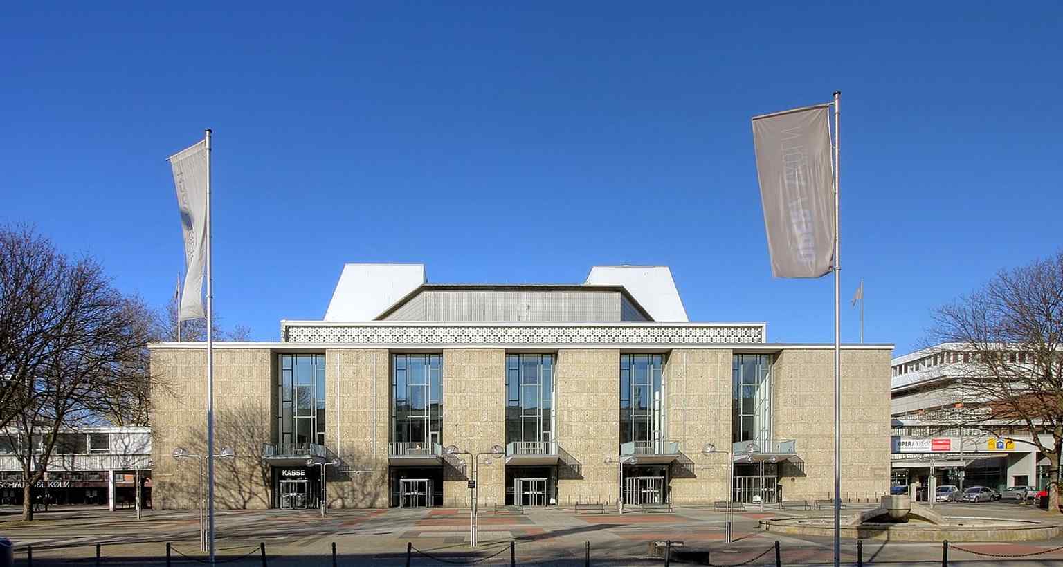 Dieses Bild aus dem Jahr 2010 bietet eine weitere Perspektive auf Wilhelm Riphahns modernes Opernhaus, das vom Architekten Peter Zumthor als „das lustige weiße Schiff“ bezeichnet wurde.