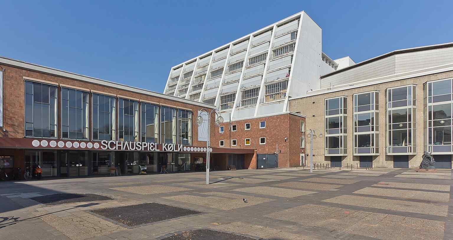Dieser Blick auf den Kleiner Offenbachplatz aus dem Jahr 2012 zeigt das Opernhaus und das Schauspiel Köln kurz vor Beginn des umfangreichen, mehrjährigen Renovierungsprojekts, das ursprünglich auf 253 Millionen Euro geschätzt wurde.