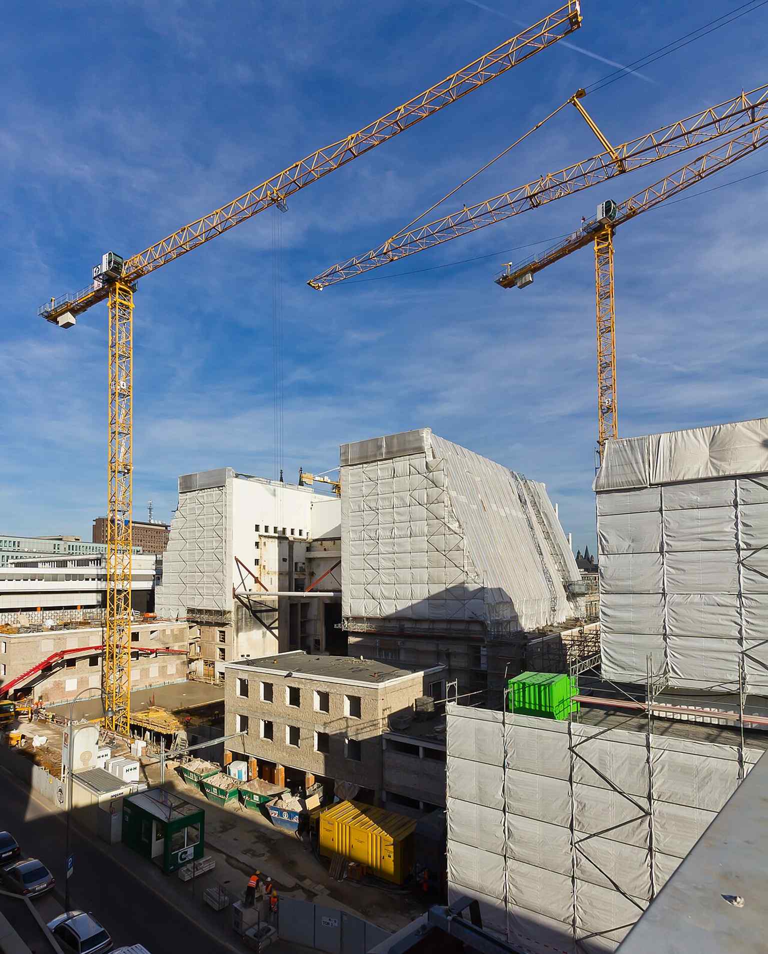 Erste Bauarbeiten sind im Jahr 2013 an der umfangreichen Renovierung des Opernhauses zu sehen, einem Projekt, das seitdem mit mehreren Verzögerungen und massiven Kostenüberschreitungen konfrontiert ist.