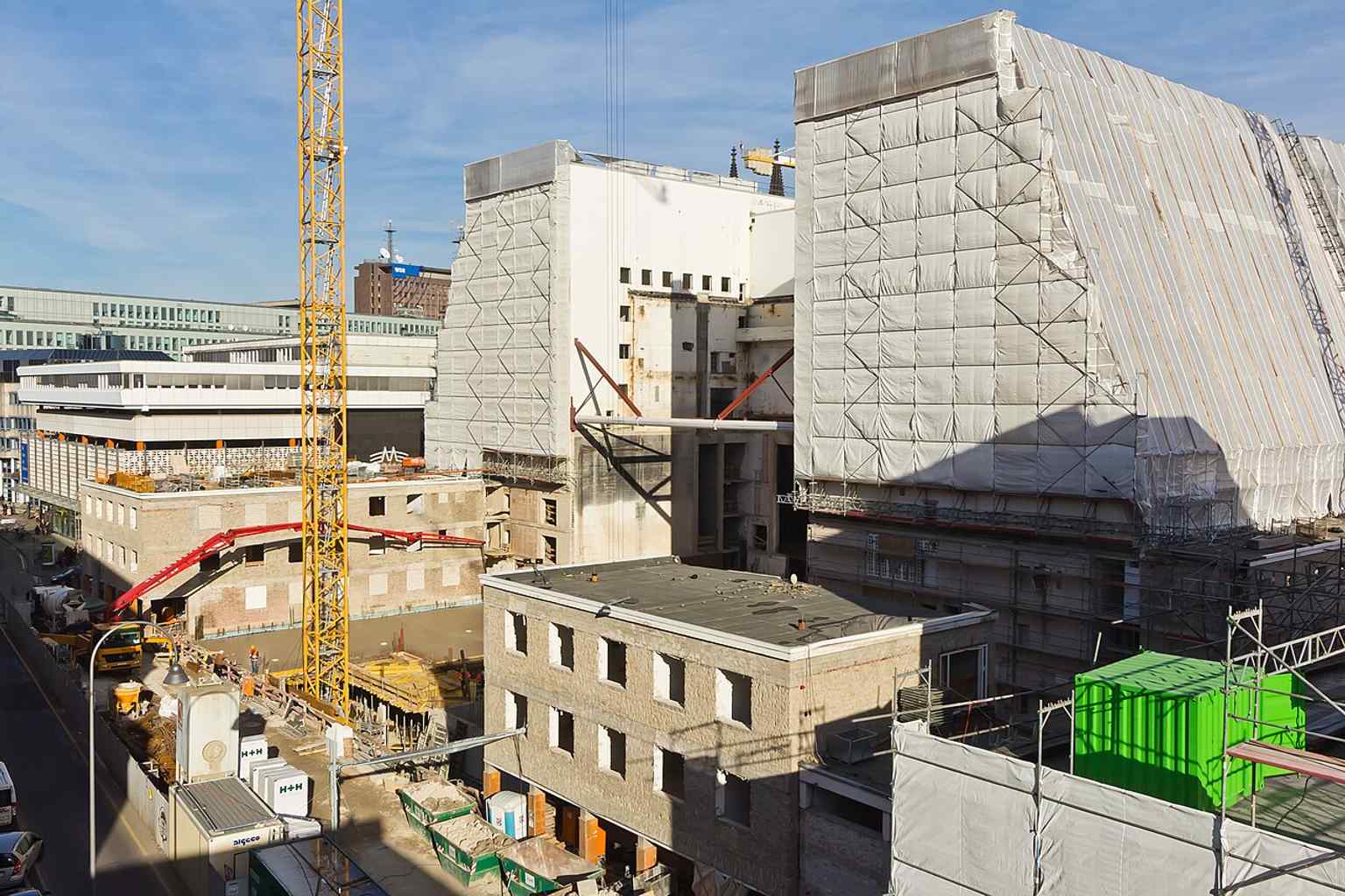 Diese horizontale Ansicht von der Krebsgasse im Jahr 2013 fängt die laufenden frühen Renovierungsarbeiten am Opernhaus ein, einem Projekt, das von Problemen mit der Gebäudetechnik geplagt ist.