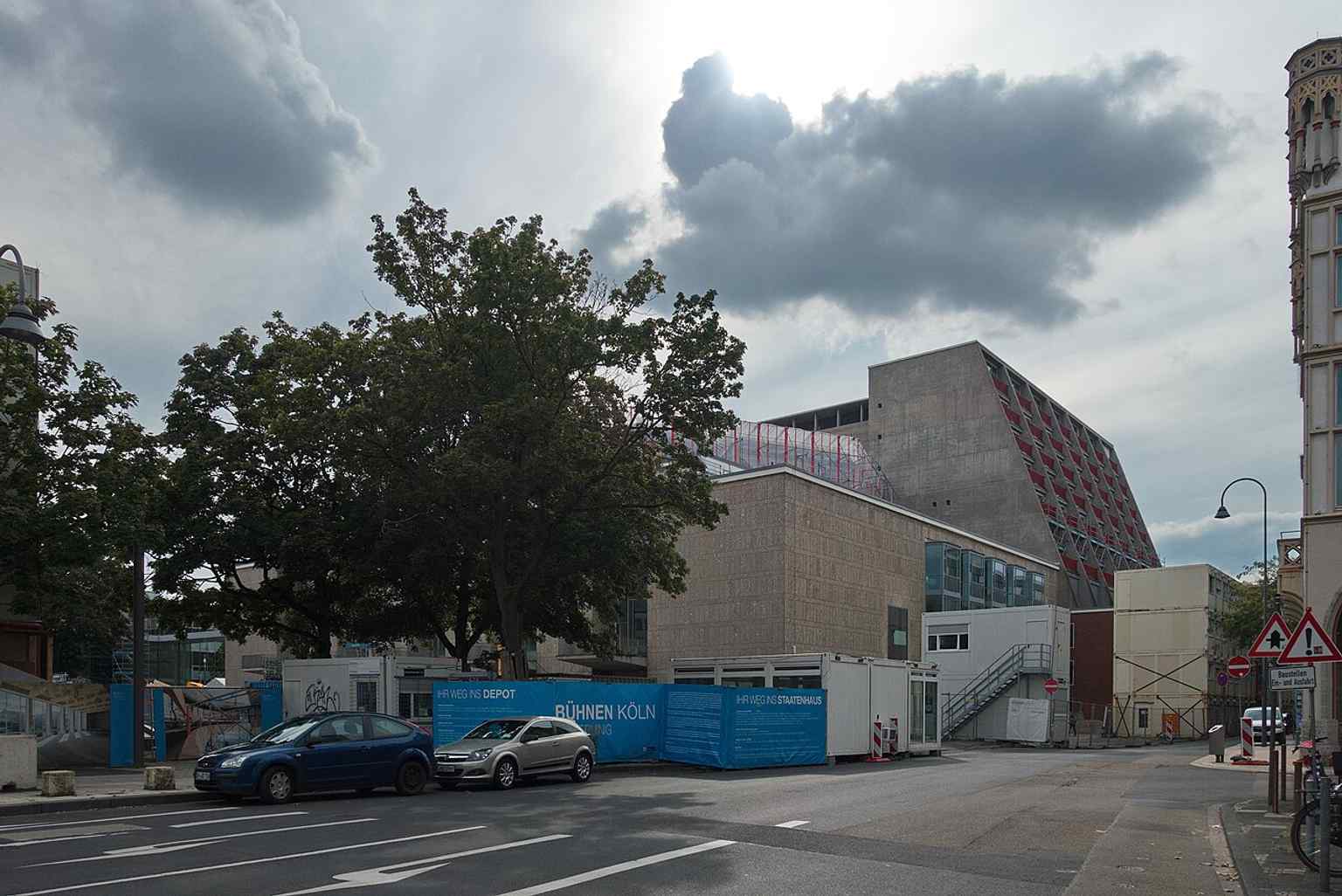 Dieses Bild vom August 2023 zeigt die Oper Köln, die sich immer noch in der umfangreichen Renovierung befindet, wobei die Hauptprobleme auf die fehlerhafte Planung der Gebäudetechnik zurückzuführen sind.