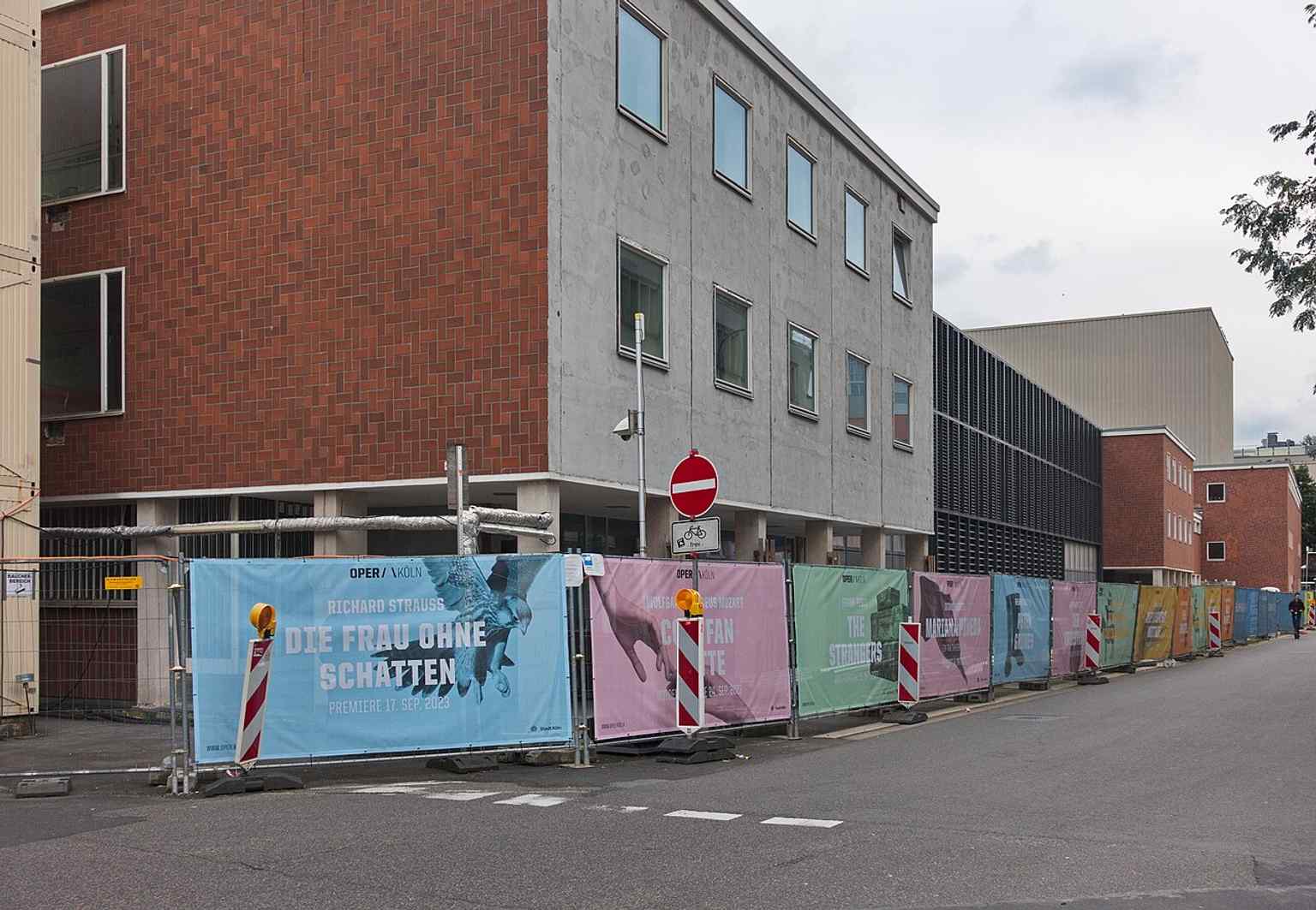 Von der Rückseite entlang der Krebsgasse im August 2023 gesehen, wird das Opernhaus weiterhin einer komplexen und kostspieligen Renovierung unterzogen, wobei die Gesamtkosten nun auf 1,5 Milliarden Euro geschätzt werden.