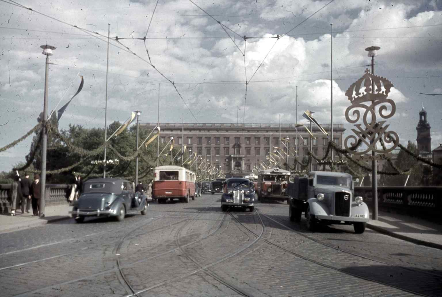 Norrbro in 1938, shown decorated for King Gustaf V’s 80th birthday — a rare pre-war view of the bridge as a ceremonial city stage.