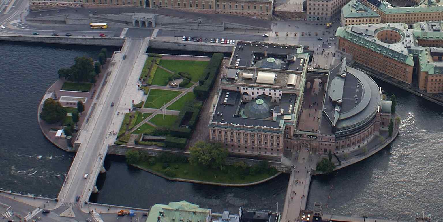 A helicopter view of Helgeandsholmen, the middle section of Norrbro’s three-part crossing between Gamla stan and Norrmalm.