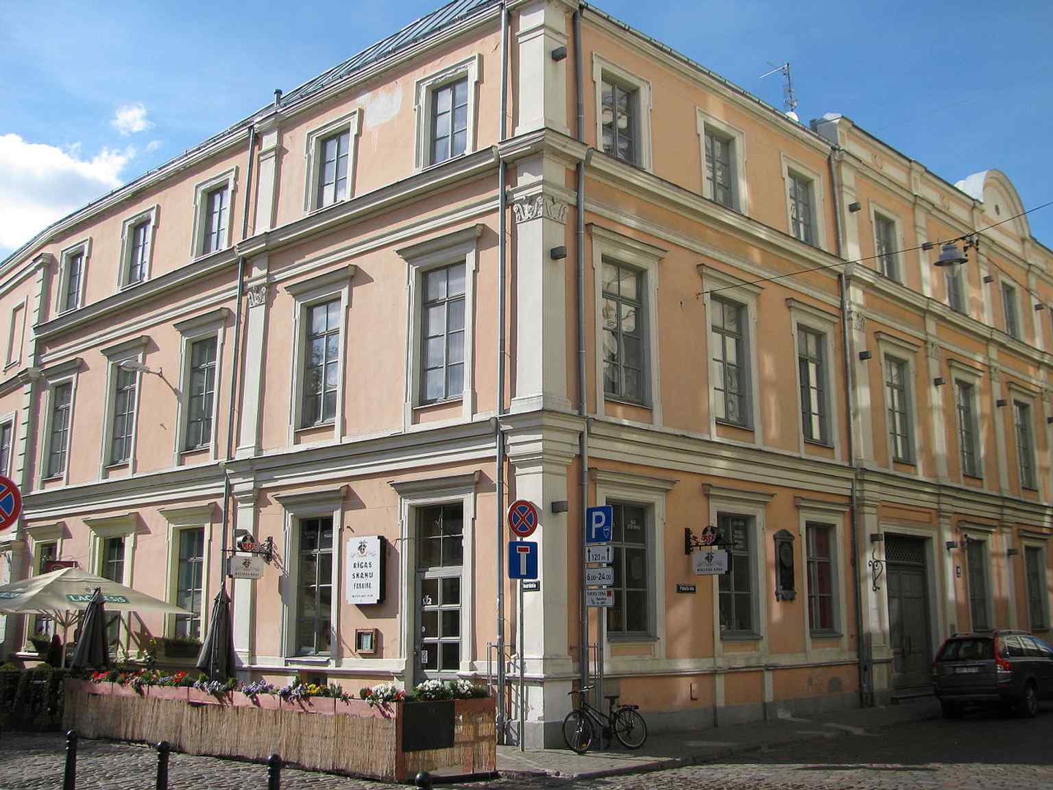 A clear street-side view of the palace façade, which was rebuilt and later gained its present three-storey look in the 1860s.