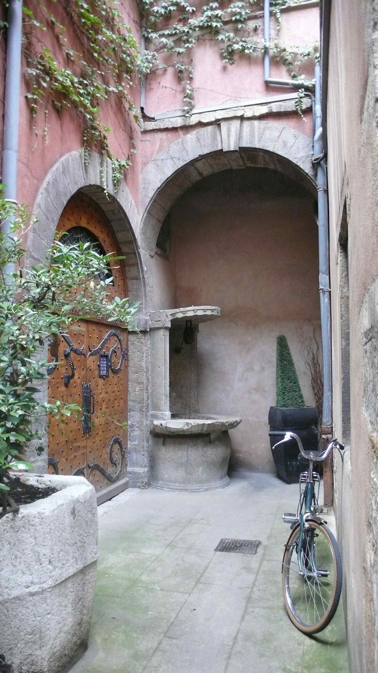 A clear street view of the Maison du Crible at 16 Rue du Bœuf, the historic building where Henry IV is said to have stayed in 1600.
