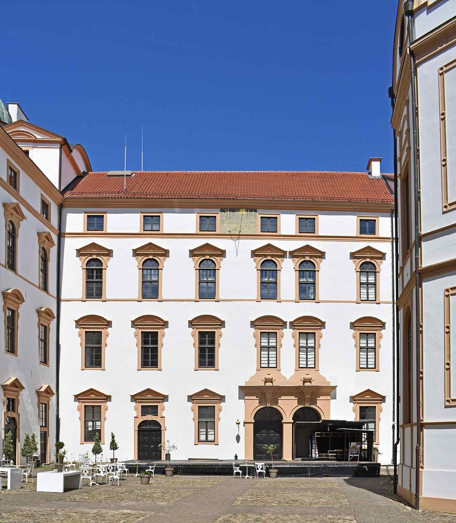 The inner courtyard of Celler Schloss, displaying the complex's four-winged structure around a rectangular space, shaped by centuries of renovations from Renaissance to Baroque.