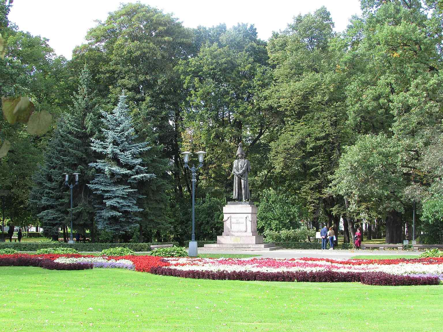 Barclay de Tolly’s monument on Esplanade, recalling the square’s long life as a ceremonial and memorial space.