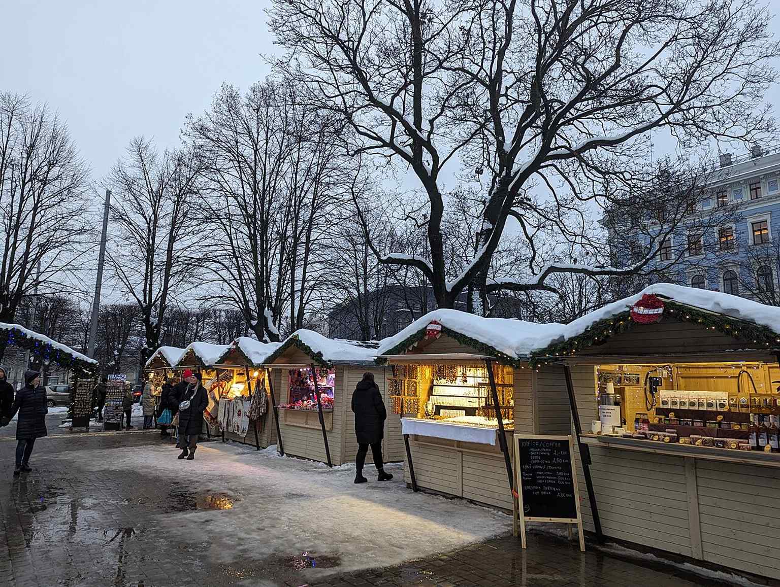 The Christmas market brings Esplanade’s winter life to the foreground, matching its history of holiday bazaars and ice skating.