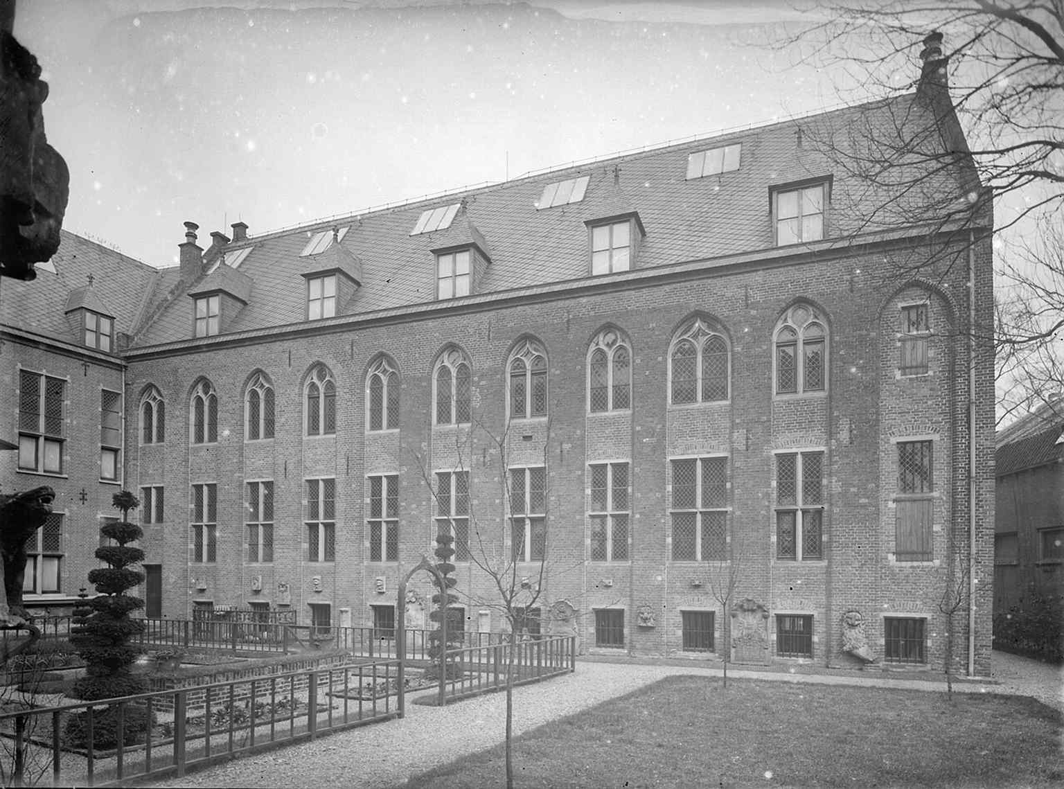 An interior view of the Agnietenklooster's refectory in 1925, shortly after it was repurposed to house the Centraal Museum.
