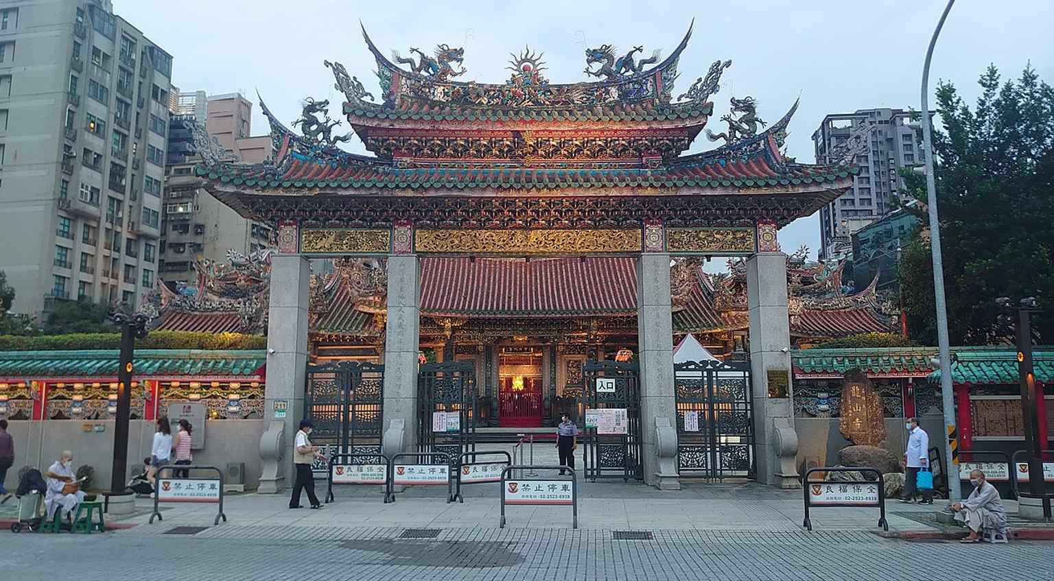 The ornate paifang at the temple entrance — a classic gateway into the complex that introduced Longshan Temple’s ceremonial front.
