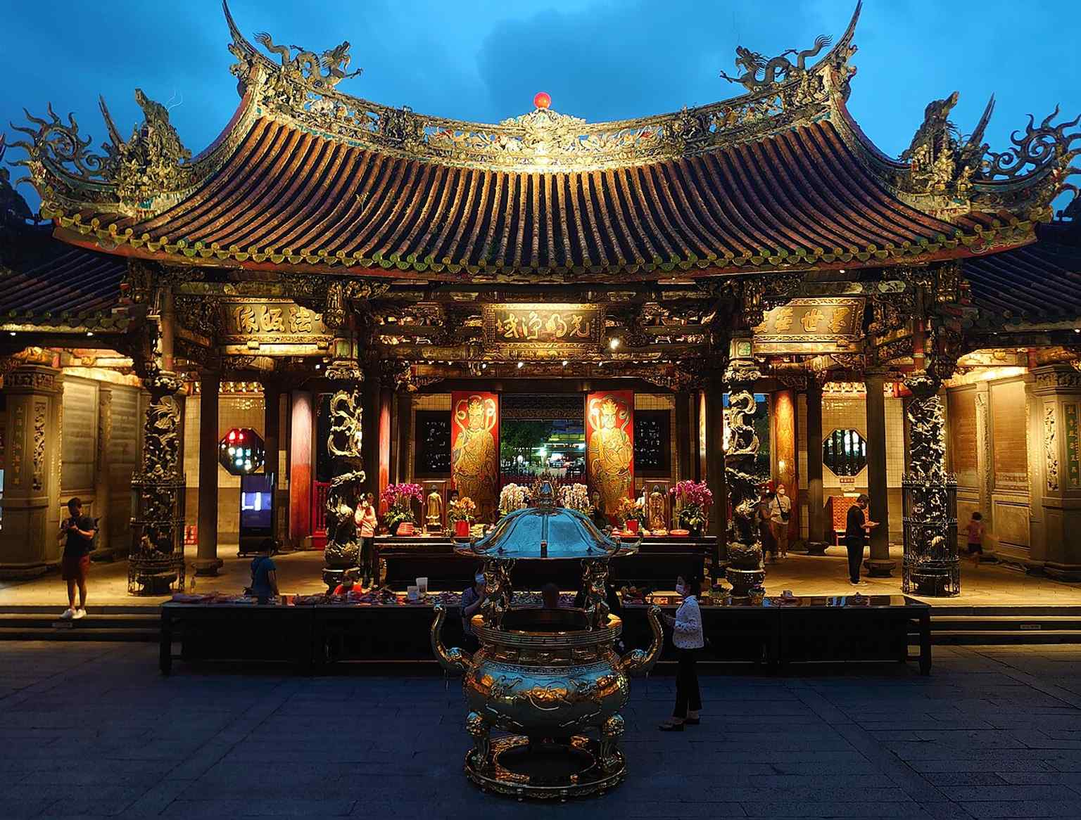 The Sanchuanmen at night, where layered roofs and glowing details show the temple’s dramatic frontage and restored craftsmanship.