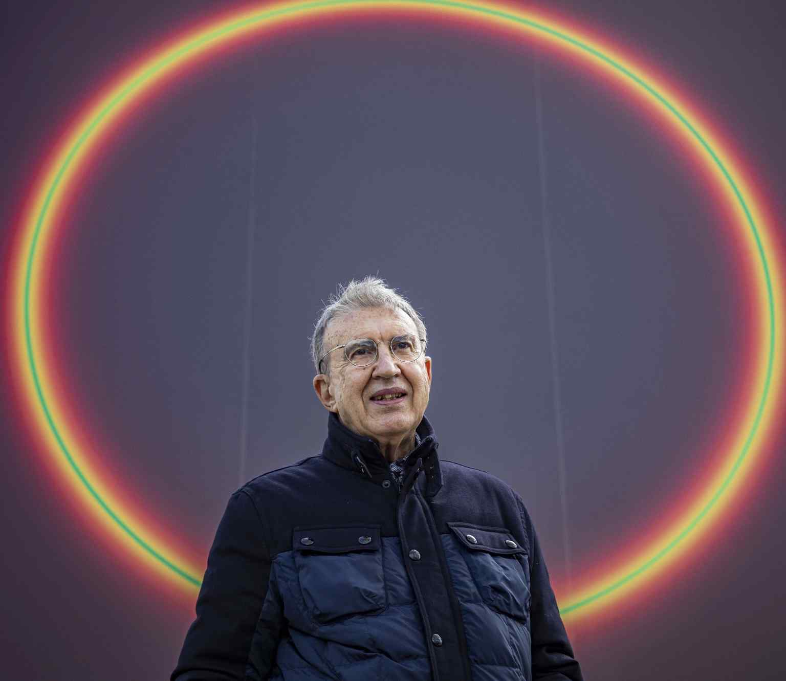 Artist José María Yturralde stands before the public artwork 'Hathor', displayed on the striking pale stone façade of the IVAM building in 2021.