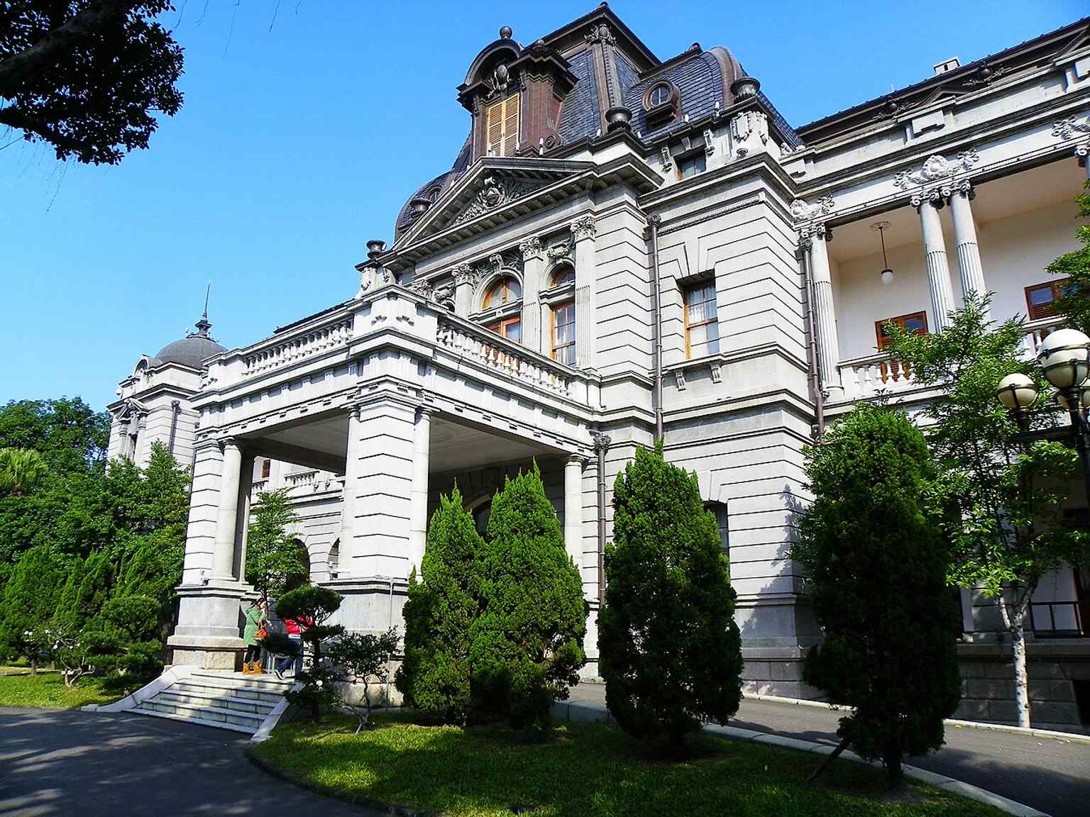 The southeast corner of the main pavilion — a good look at the grand entrance area that greeted governors and foreign guests.